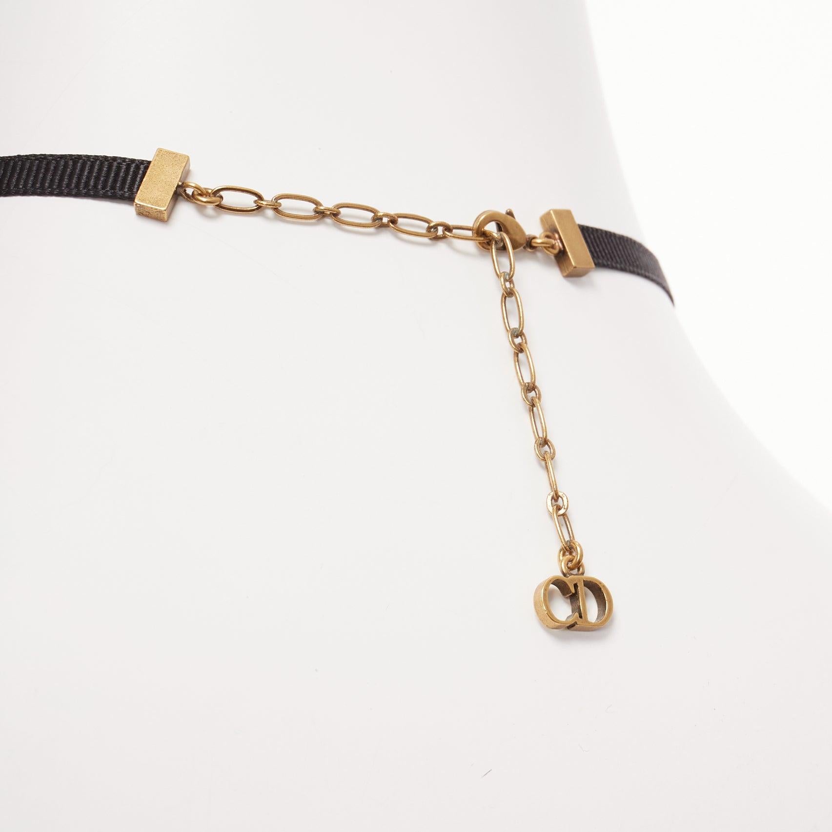 DIOR J'adior antique gold logo plate black ribbon CD charm choker necklace
Reference: AAWC/A00921
Brand: Dior
Designer: Maria Grazia Chiuri
Collection: J'adior
Material: Metal, Fabric
Color: Black, Gold
Pattern: Solid
Closure: Lobster Clasp
Lining: