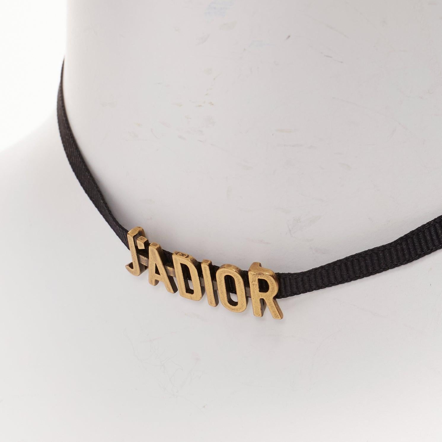 DIOR J'adior - Collier ras du cou avec logo en or antique, ruban noir et breloque CD 3