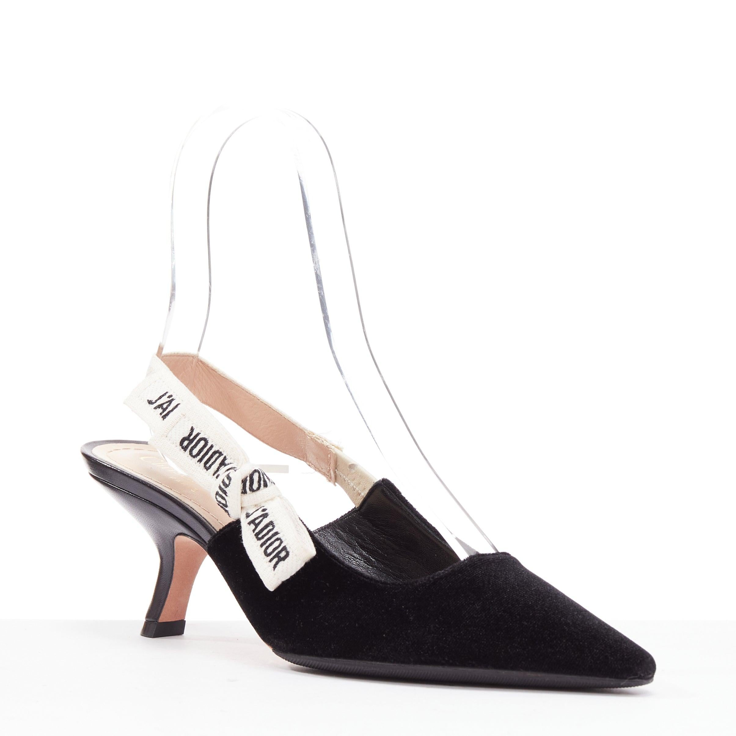 DIOR Jadior negro terciopelo coma tacón crema logo slingback pump EU35
Referencia: YIKK/A00083
Marca: Dior
Diseñadora: MARIA GRAZIA CHIURI
Model No: Jadior
Material: Terciopelo, Tela
Color: Negro, Crema
Patrón: Sólido
Cierre: Slingback
Forro: Piel