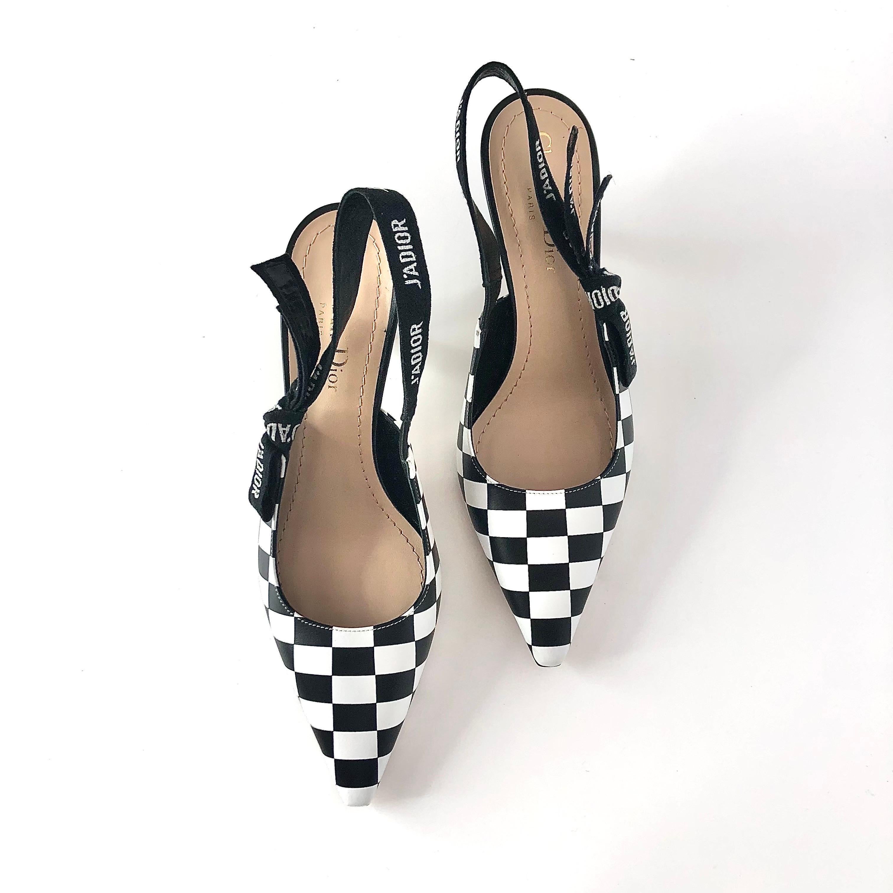 Zapatos de tacón Dior J'adior con tacón de aguja a cuadros
Serie MD0218
Color Negro Blanco
Talla 37.5D EU
Parte superior de piel
Suela de cuero
Punta afilada 
Impresión en blanco y negro de gran formato
Arco acentuado
Slingback
Tacón medio
Signos de