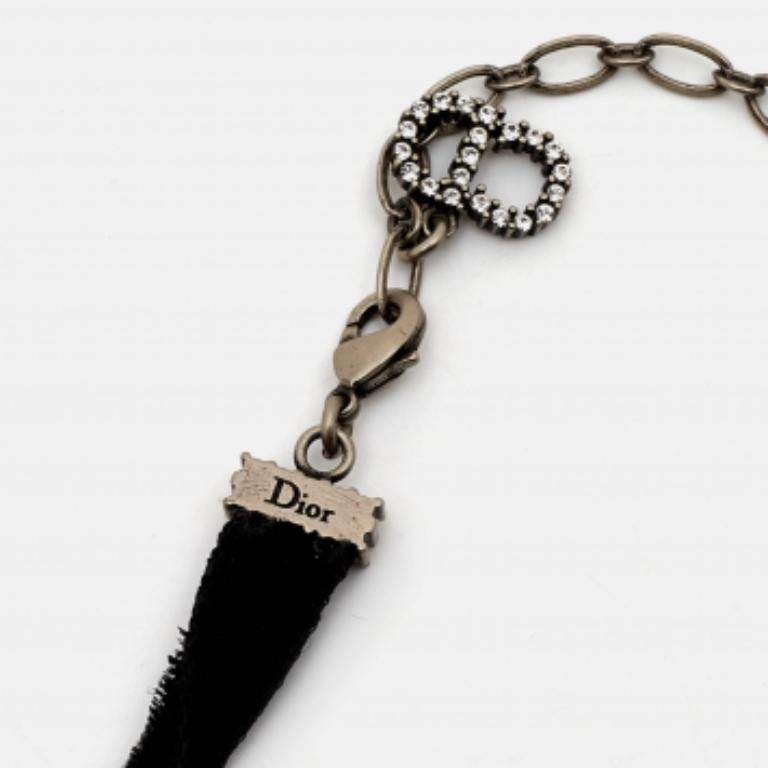 Aggiungi un tocco di classe al tuo outfit del giorno con questo girocollo Dior. Creato per essere alla moda indipendentemente dalla stagione, ha un cinturino in velluto e un accento J'adior impreziosito da cristalli.