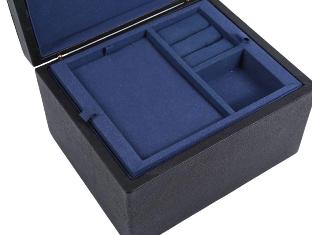 A lovely jewellery box from Dior in navy blue leather exterior and blue velvet on the inside. Used very lovingly and is in good condition.
BRAND	
Dior

ACCESSORIES	
Box

COLOUR	
Navy Blue

CONDITION	
Used – Good

FEATURES	
1 detachable