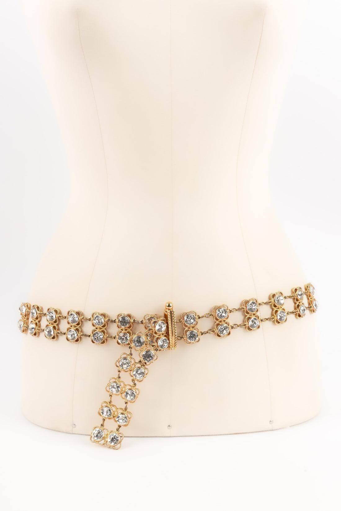 Dior - (Made in Germany) Articulated jewelry belt in golden metal and rhinestones.

Additional information:
Condition: Very good condition
Dimensions: Length: 98 cm - Width: 3 cm

Seller Reference: ACC37