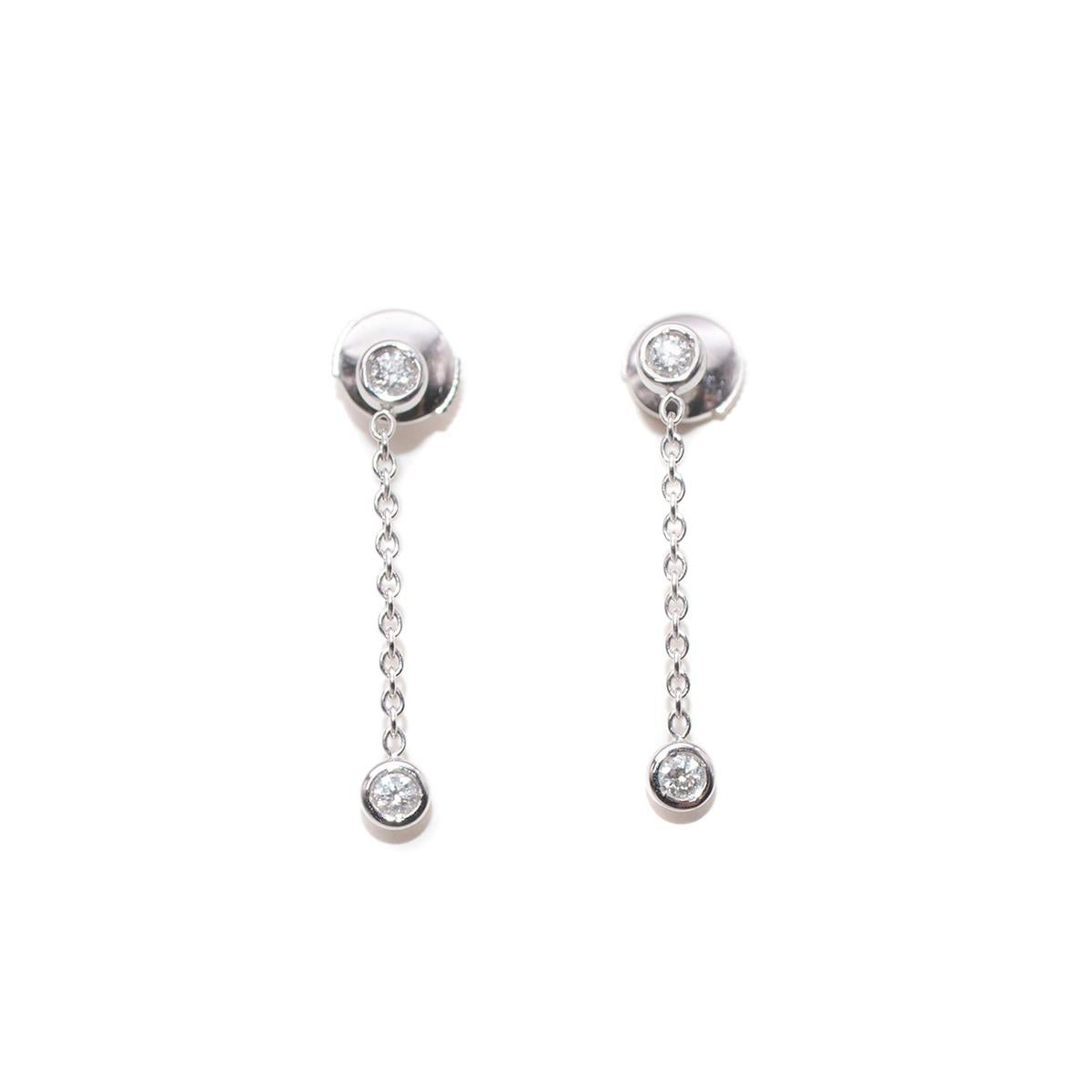 Dior Joaillerie 18k Weißgold Ohrstecker mit Diamant-Ohrsteckern mit Kette und Tropfen

- Ohrringe aus 18 Karat Weißgold mit einer langen Kette aus feinen Gliedern, die mit einem winzigen Diamanten im Brillantschliff in der Mitte des Ohrsteckers und