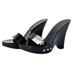 Mules à talon compensé « Bondage » Dior John Galliano vintage, avec plaque logo à vis, taille 35,5