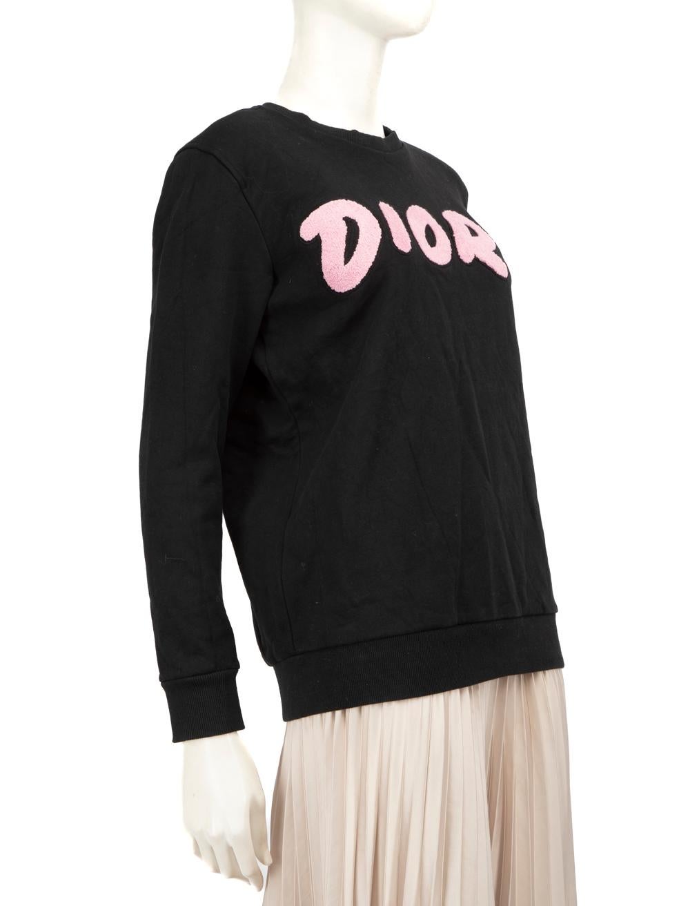 El ESTADO es Muy bueno. Apenas se aprecia desgaste en la sudadera de este artículo usado de reventa del diseñador Dior.
 
 
 
 Detalles
 
 
 KAWS x Dior
 
 Negro
 
 Sintético
 
 Sudadera
 
 Mangas largas
 
 Cuello redondo
 
 Logotipo bordado