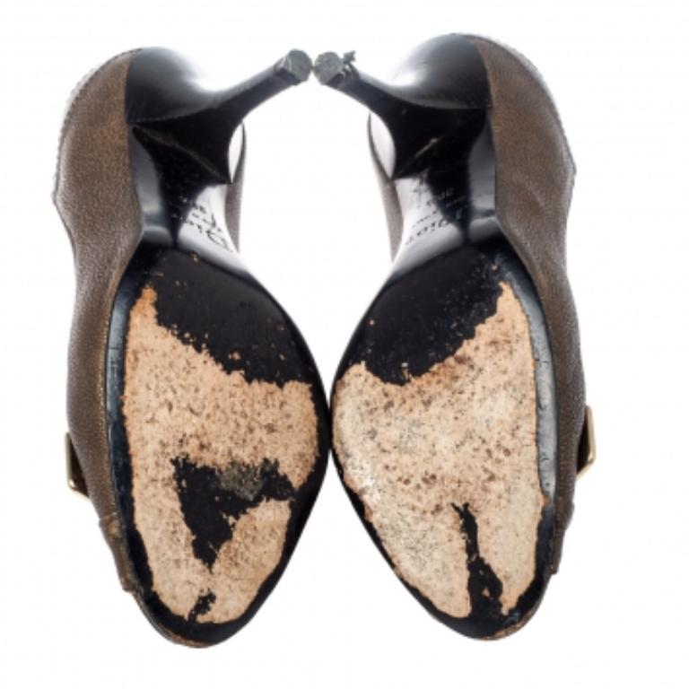 Dior hat dieses exzellente Paar Pumps entworfen, das fast jedes Ihrer Outfits ergänzen wird. Sie sind aus Leder in einem khakibraunen Farbton gefertigt und verfügen über Plissee-Muster an der Fersenpartie und Metallverzierungen am Schaft mit