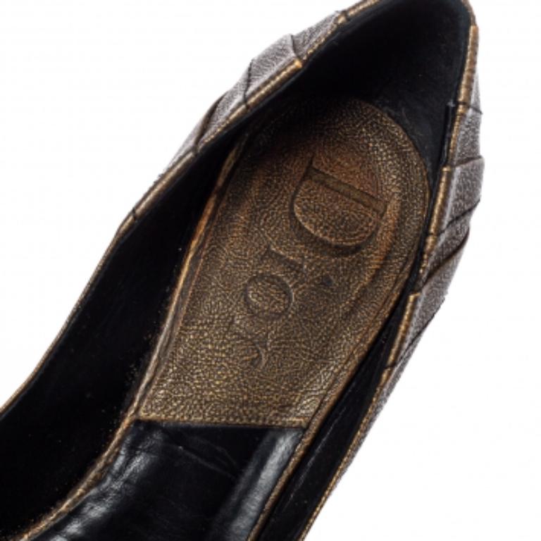 Dior Khaki Brown Leder Metall Detail Peep Toe Pumps Größe 39.5 (Beige) im Angebot