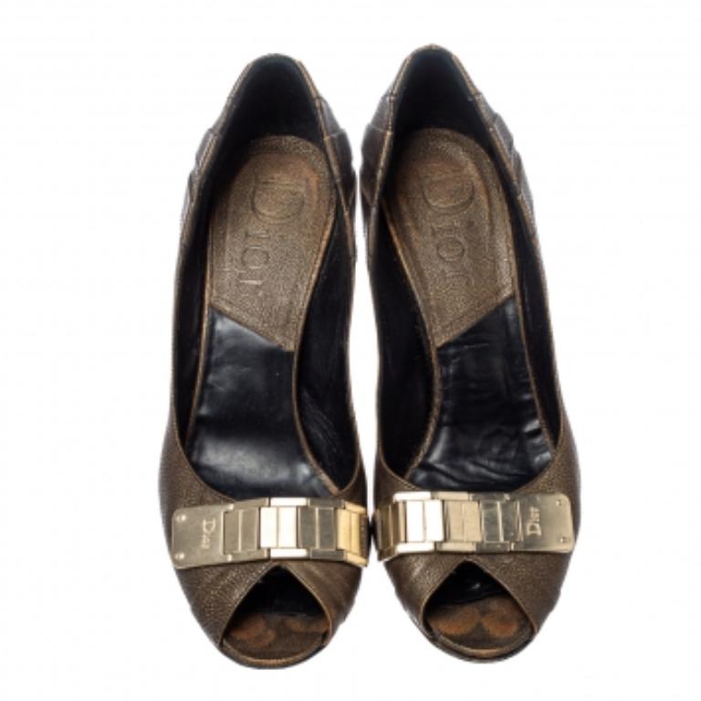 Dior Khaki Brown Leder Metall Detail Peep Toe Pumps Größe 39.5 Damen im Angebot