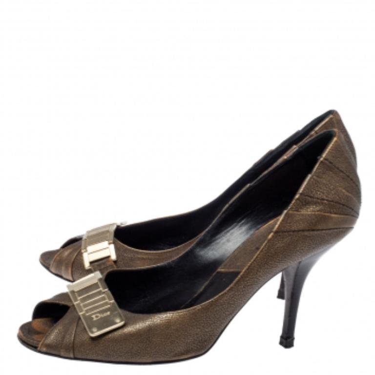 Dior Khaki Brown Leder Metall Detail Peep Toe Pumps Größe 39.5 im Angebot 1