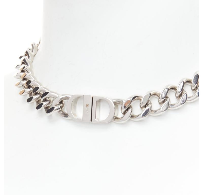 DIOR Kim Jones 2022 CD Icon silver metal chunky curb chain short necklace
Reference: BNAY/A00014
Brand: Dior
Designer: Kim Jones
Collection: 2022
Material: Metal
Color: Silver
Pattern: Solid
Closure: Clasp

CONDITION:
Condition: Very good, this item