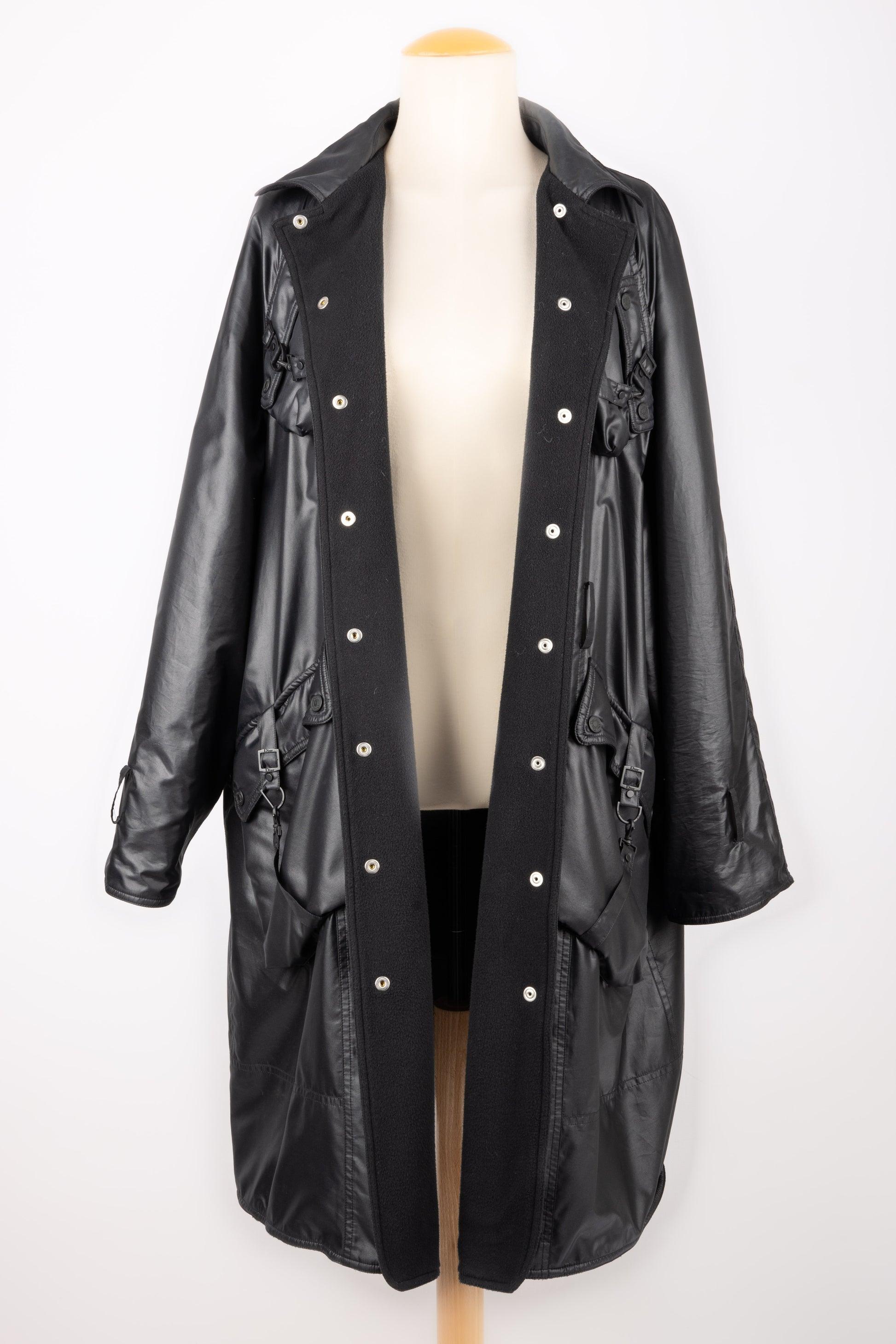 Dior - (Made in Portugal) Cappotto sintetico nero con fodera in pile. Taglia 42FR. Collezione Autunno-Inverno 2004 sotto la direzione di John Galliano.

Informazioni aggiuntive:
Condizioni: Ottime condizioni
Dimensioni: Larghezza spalle: 45 cm -