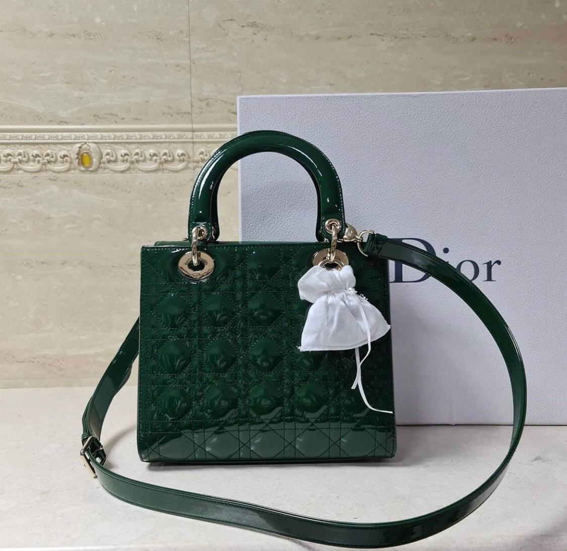 Lady Dior bag in leaf green patent 'Cannage' calfskin, adjustable shoulder strap.

    Jewelry in light gold-tone metal
    Carried in the hand, on the shoulder or across the body
    Dimensions: 24 x 20 x 11 cm

Never worn. Comes with box and dust
