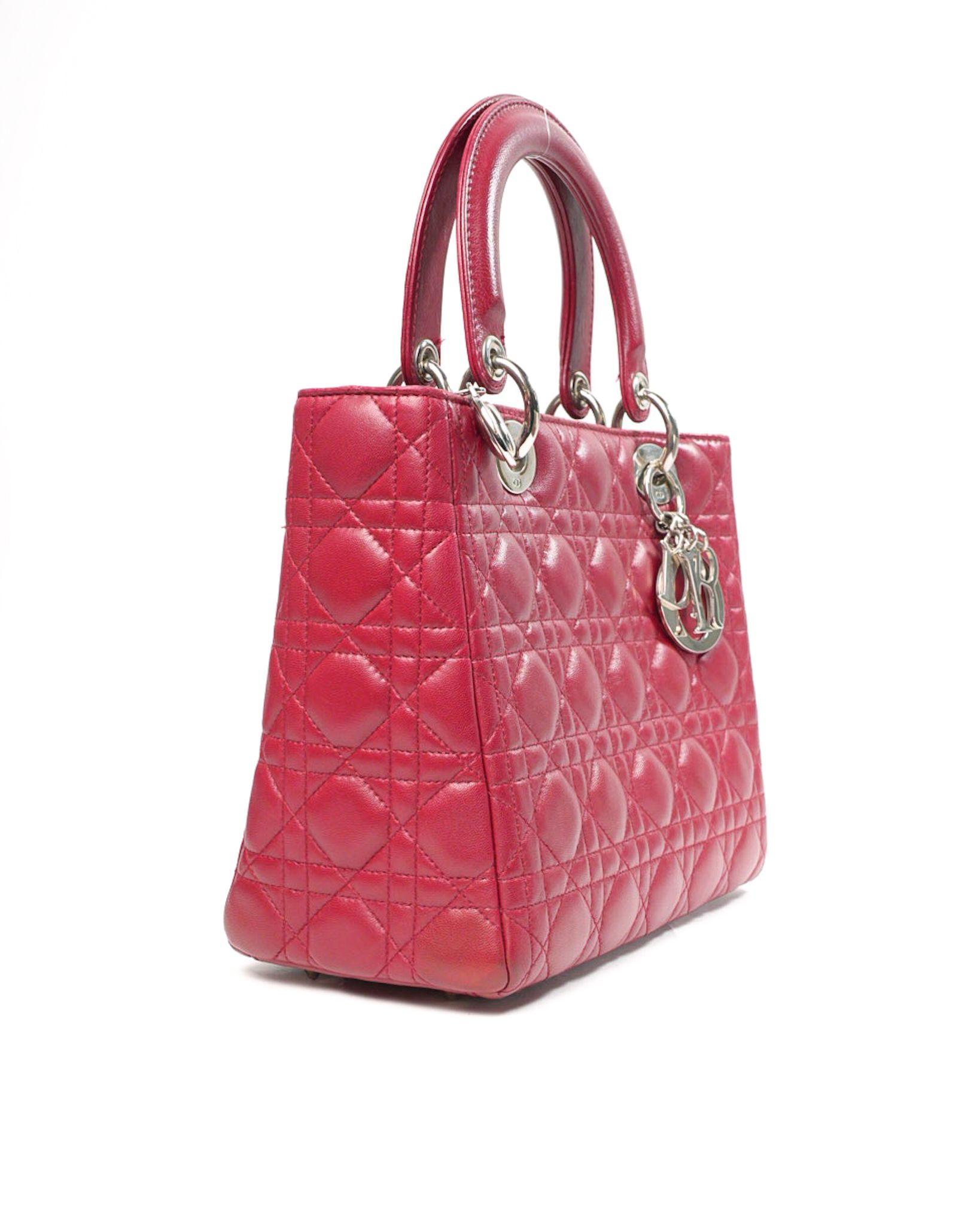 Bolso de diseñador Dior, modelo Lady Vintage, talla Medium,  de piel Cannage roja con detalles de herrajes plateados. Equipado con un cierre de cremallera, el interior está forrado con lona roja estampada con el logotipo  y ofrece un práctico
