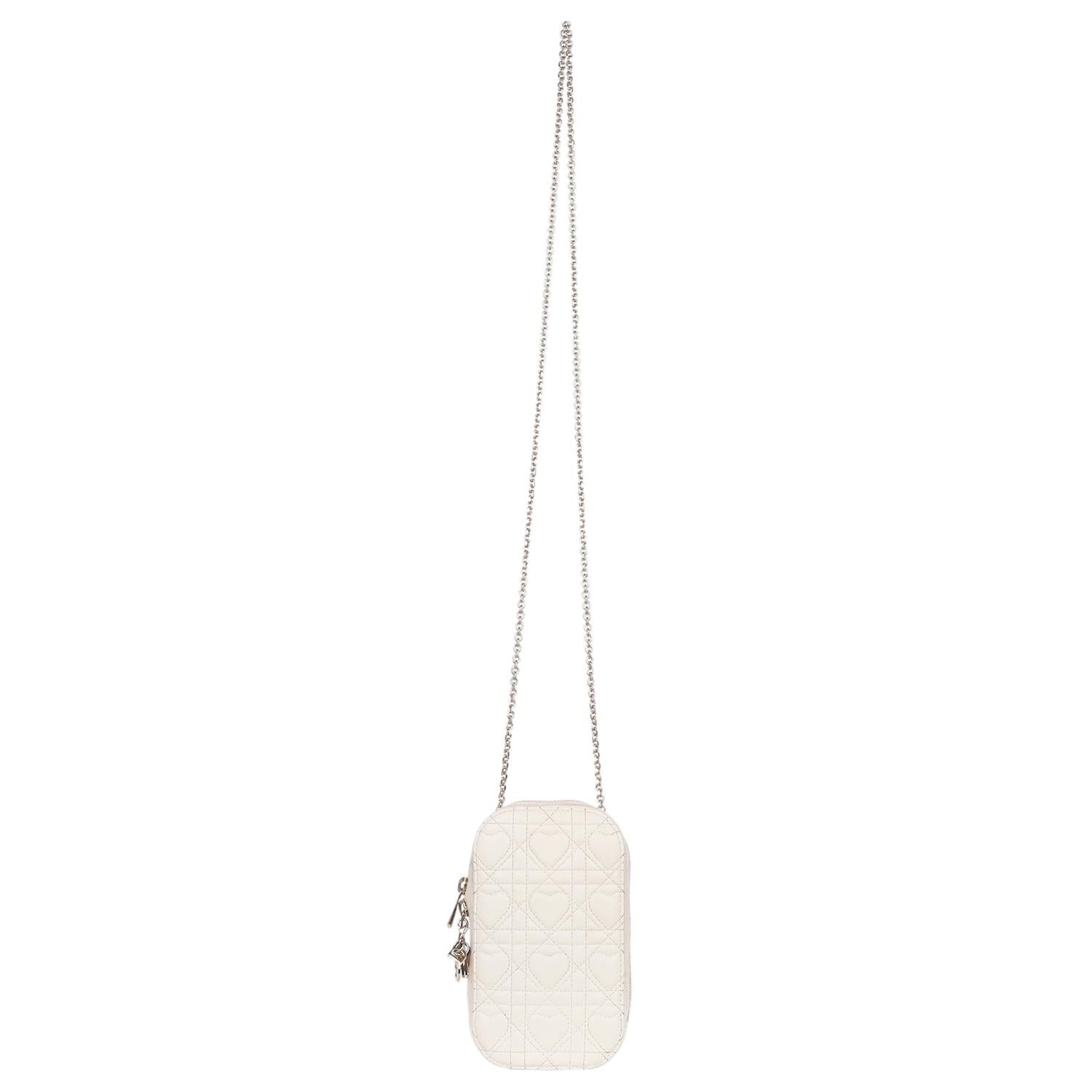 Authentische, gebrauchte Christian Dior Lady Dior Call'in Dior Phone Holder Tasche. Ausgestattet mit beigefarbenem Cannage-Lammleder, abnehmbaren D.I.O.R.-Charmen, großem Innenraum für Ihr Handy mit 3 cc-Fächern, doppelten Reißverschlüssen in Gold,
