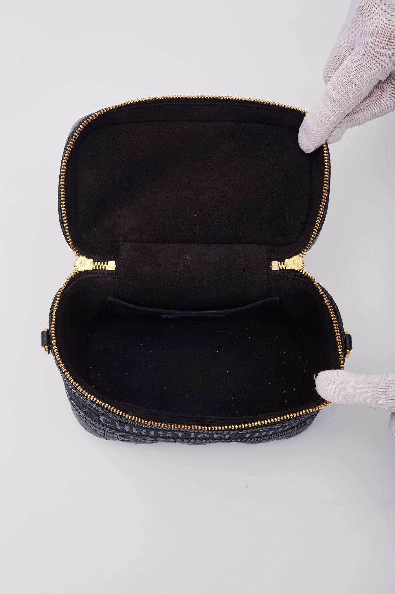 Dior Lambskin Cannage Small Diortravel Vanity Case Black en vente 5