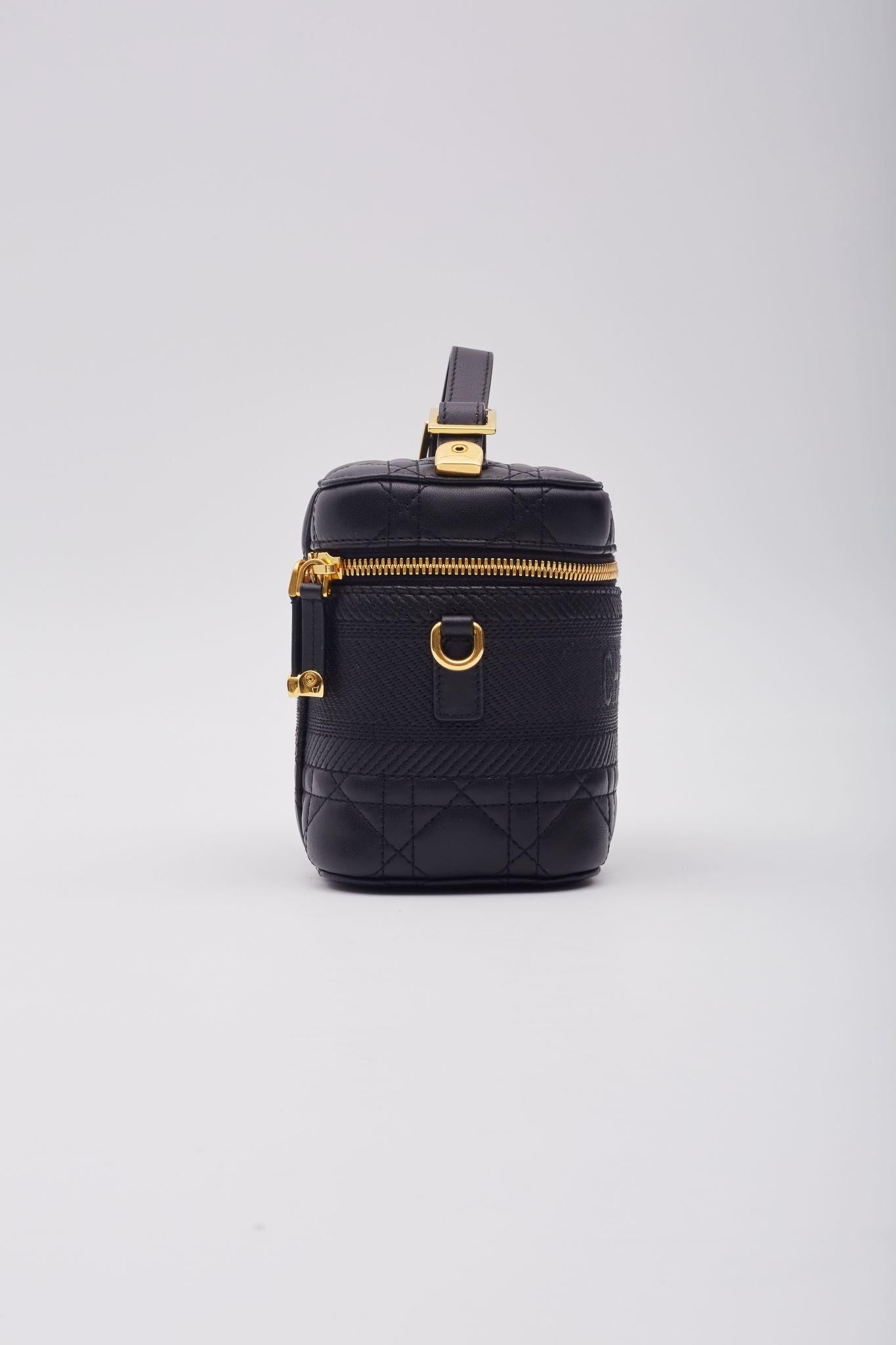 Dior Lambskin Cannage Small Diortravel Vanity Case Black en vente 1