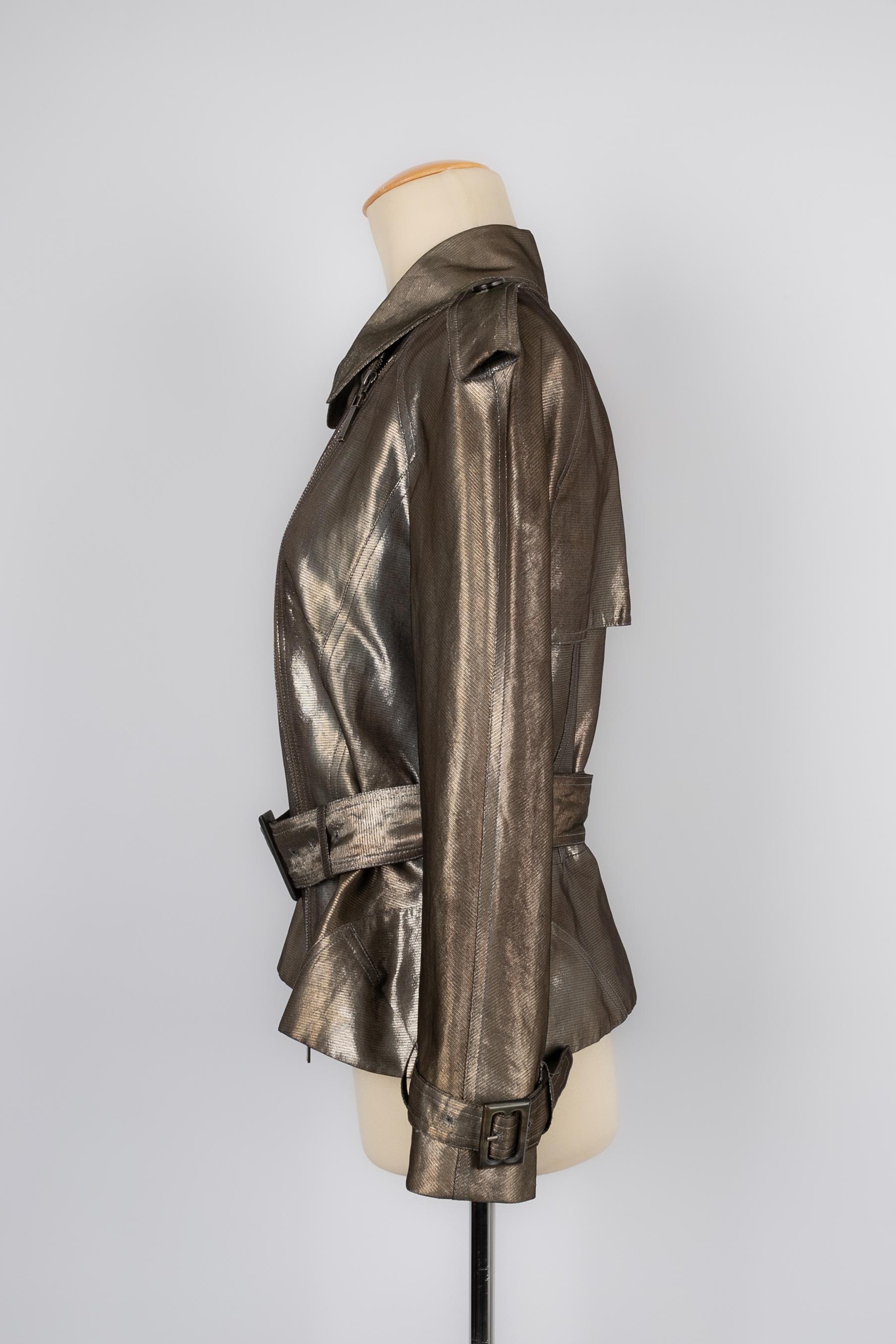 DIOR - (Made in France) Bronze lamé jacket. Silk lining. Size 40FR. Piece designed under the artistic direction of John Galliano.

Condition:
Very good condition

Dimensions:
Shoulder width: 40 cm - Sleeve length: 52 cm - Length: 57 cm

FV24
