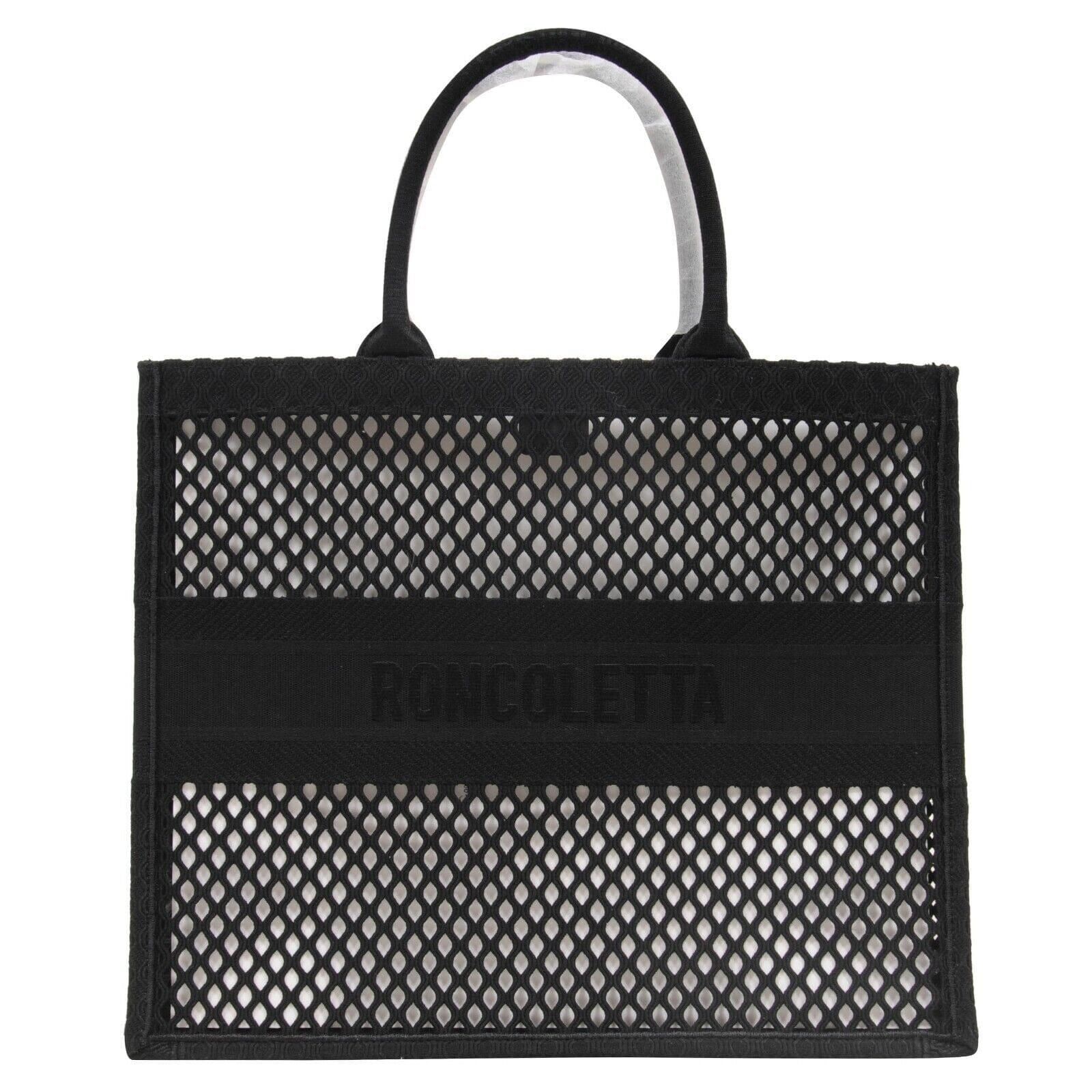 - Bolso libro grande Dior
- Exterior de malla negra
- Logotipo de Dior deletreado en la parte delantera
- Viene con bolsa guardapolvo, folleto y recibo
- El bolso se ha personalizado, pero como se trata del tote libro negro/negro, las letras no se