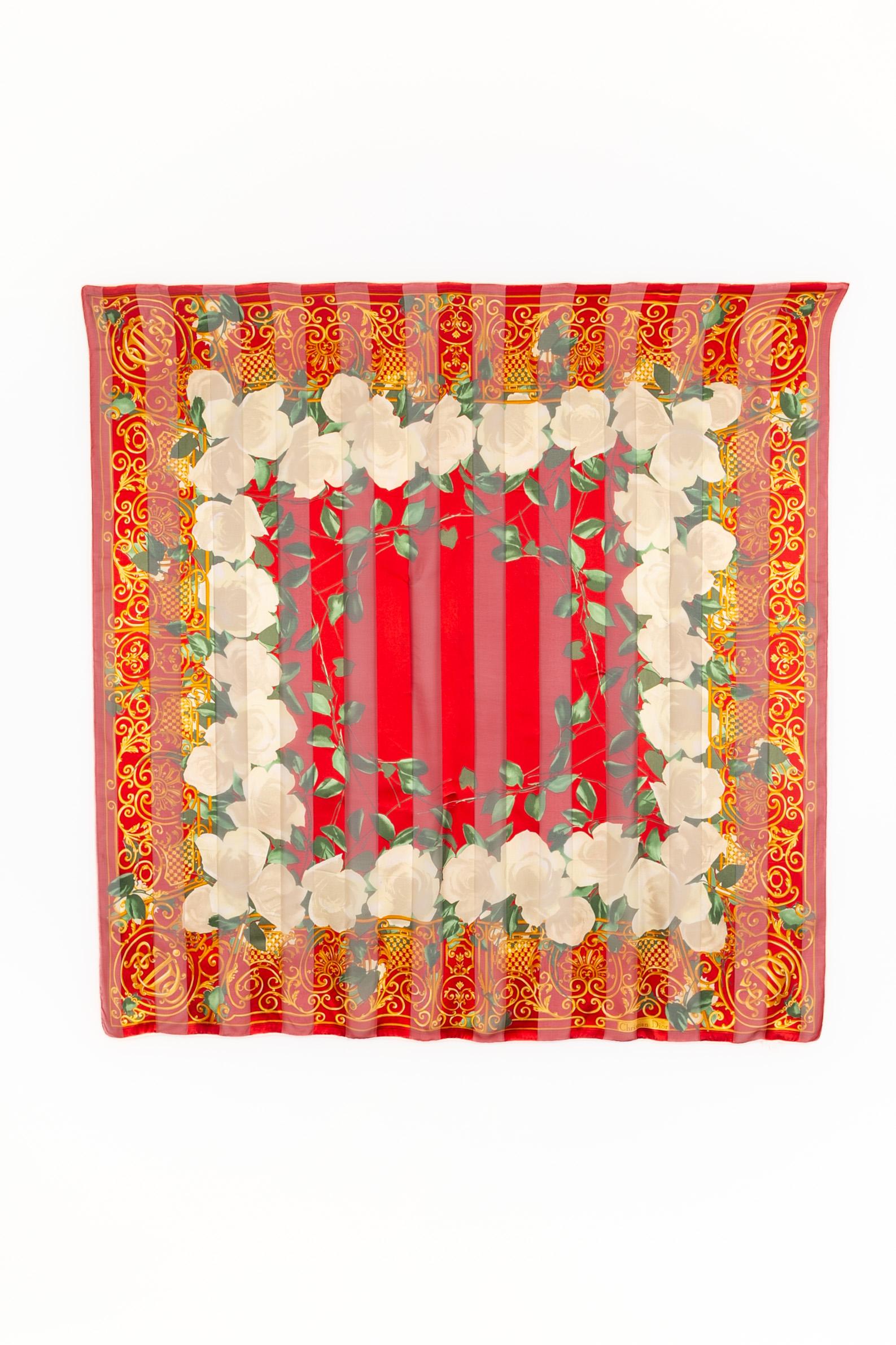 DIOR - (Made in Italy) Foulard grande in seta stampata a fiori di colore rosso.

Condizioni:
Ottime condizioni

Dimensioni:
140 cm x 140 cm

SKU:FFD18