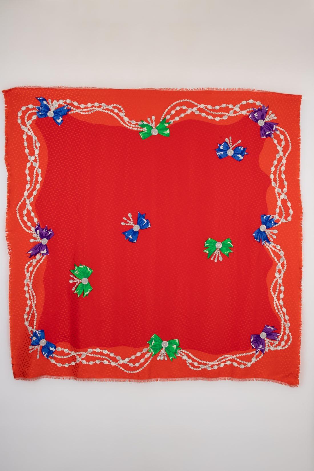 DIOR - Large orangey red silk foulard illustrated with jewelry.

Additional information:
Condition: Very good condition
Dimensions: about 140 cm x 140 cm

Seller Reference: FFD7