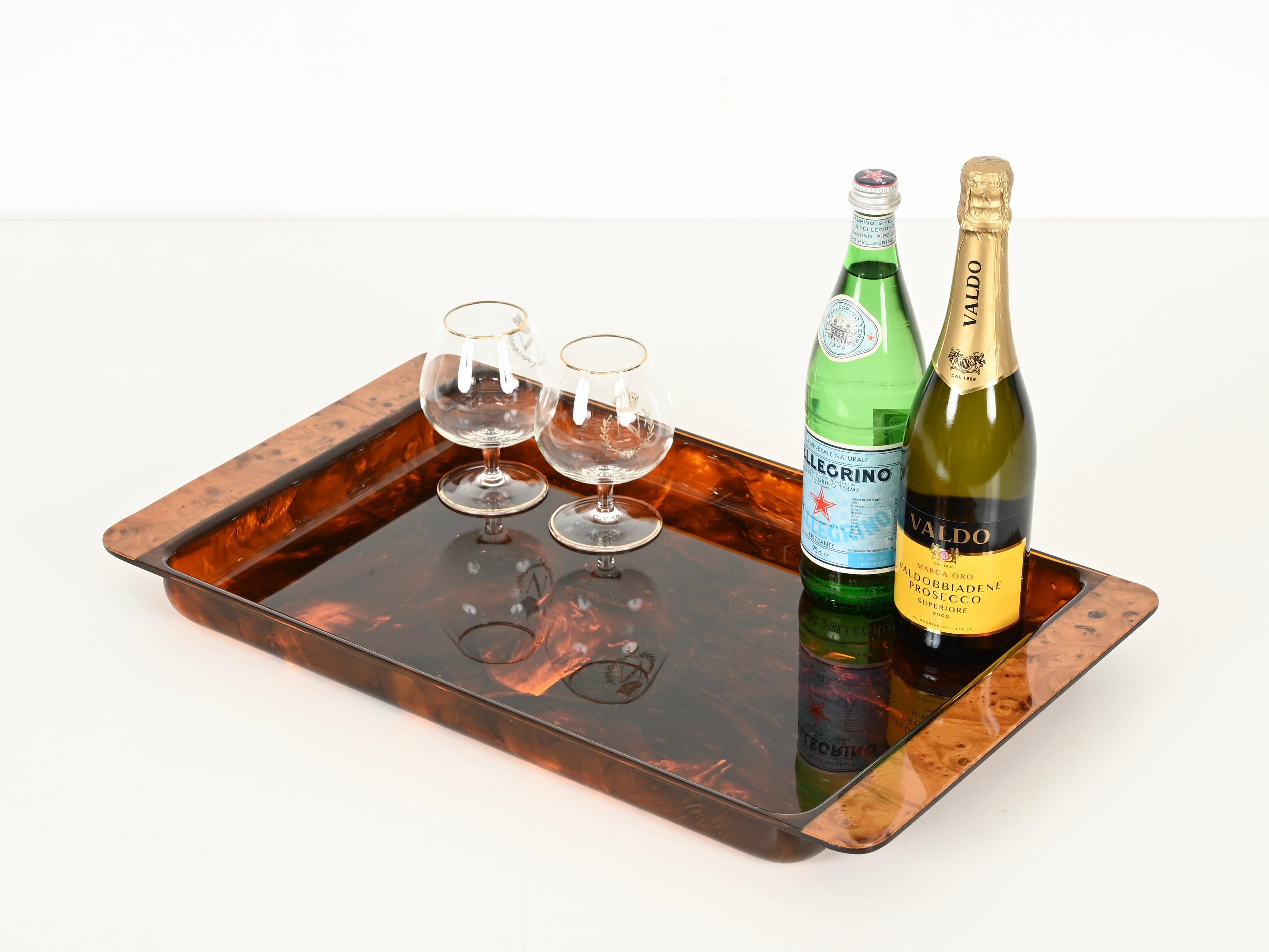 Marvelous large serving tray made in a charming combination of tortoiseshell-effect lucite and burl wood. This incredibly stylish and rare piece was produced in Italy during the 1970s and is attributed to a Dior Home production.

In amazing