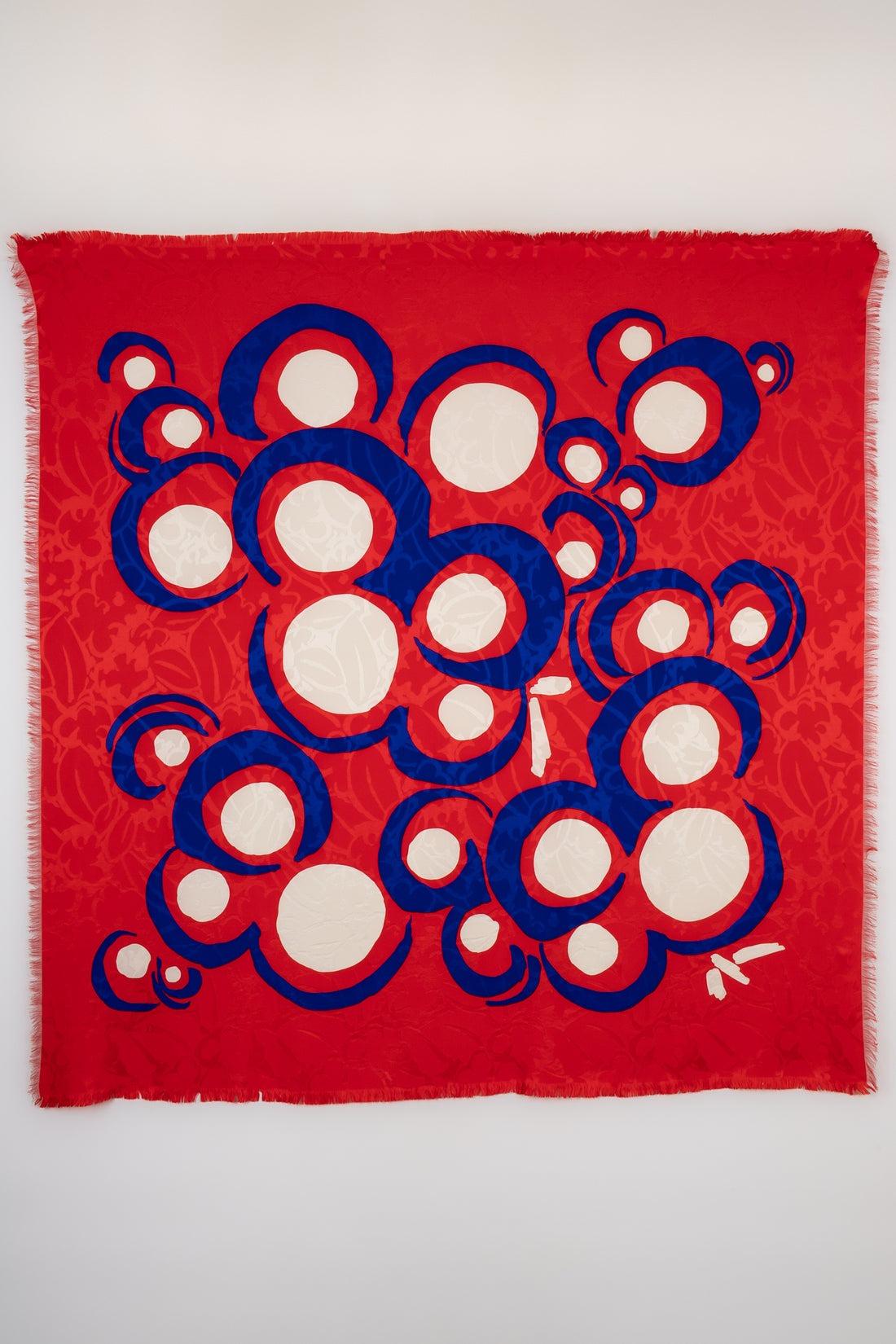 Dior Gran foulard de seda en tonos rojos, azules y beige ilustrado con motivos abstractos. Pieza de los años 90.

Más información:
Estado: Muy buen estado
Dimensiones: 135 cm x 135 cm

Referencia del vendedor: FFD8