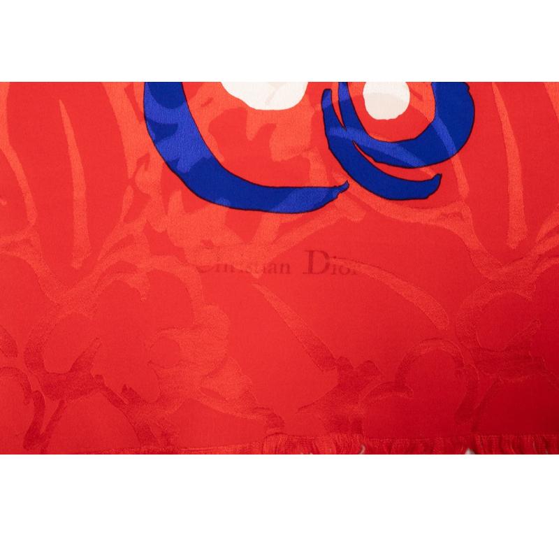 Foulard Dior grande de seda en tonos rojos, azules y beige con motivos abstractos en venta 1