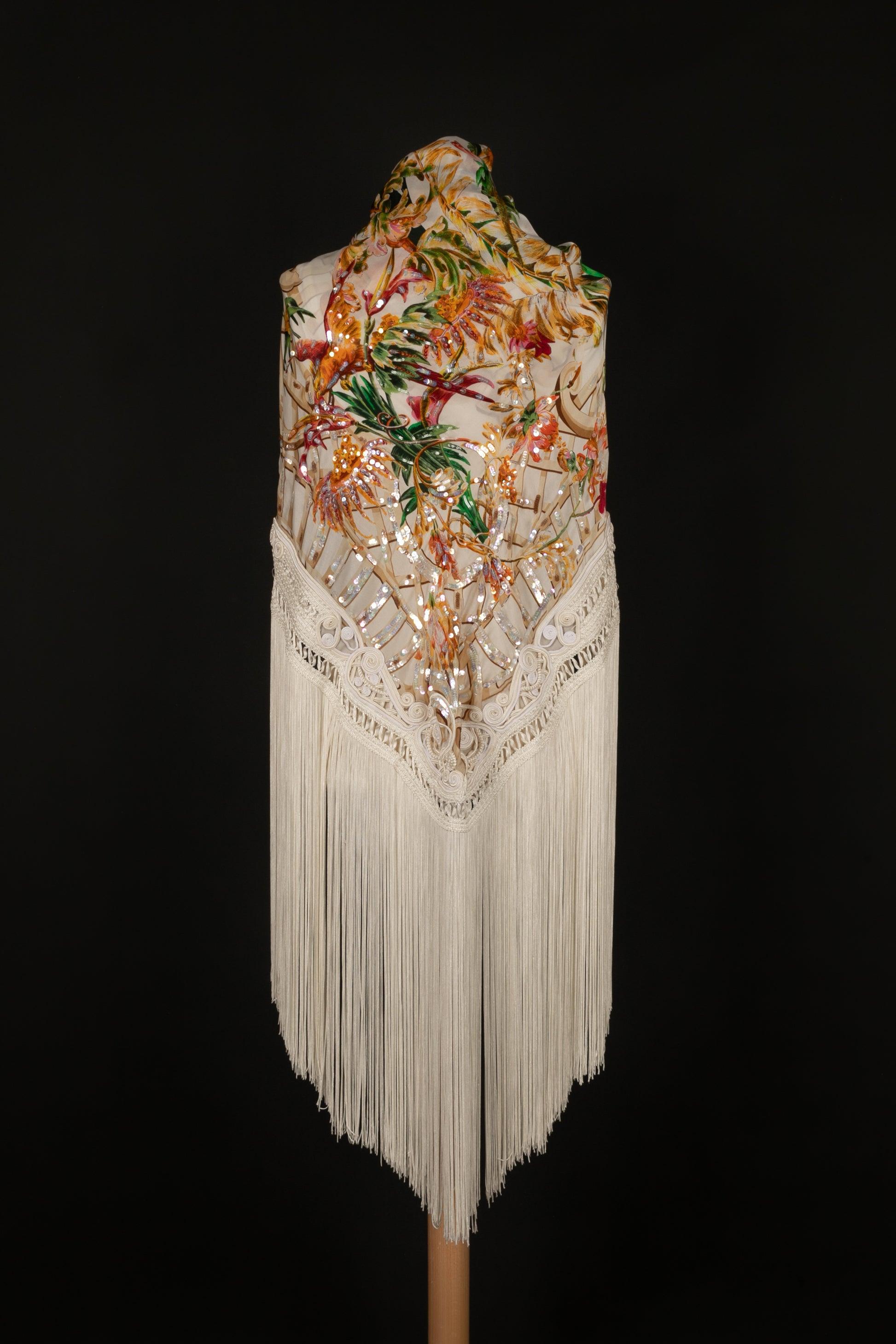 Dior - Very large silk stole sewn with sequins and edged with fringes and a trimmings decoration. The composition label was cut. Piece designed under the artistic direction of Gianfranco Ferré.

Additional information:
Condition: Very good