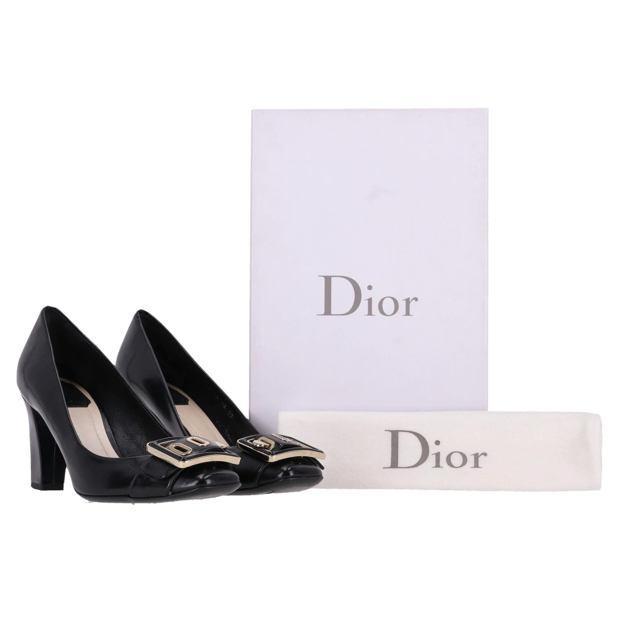 Dior Leather 'CD' Buckle Detail Pumps

Black leather pumps embellished with gold detailed buckle to the toe with iconic 'CD' signature.

Featuring round toe and stacked block heel. Rrp Approx. £800

Size – 37

Condition – Very Good (Small