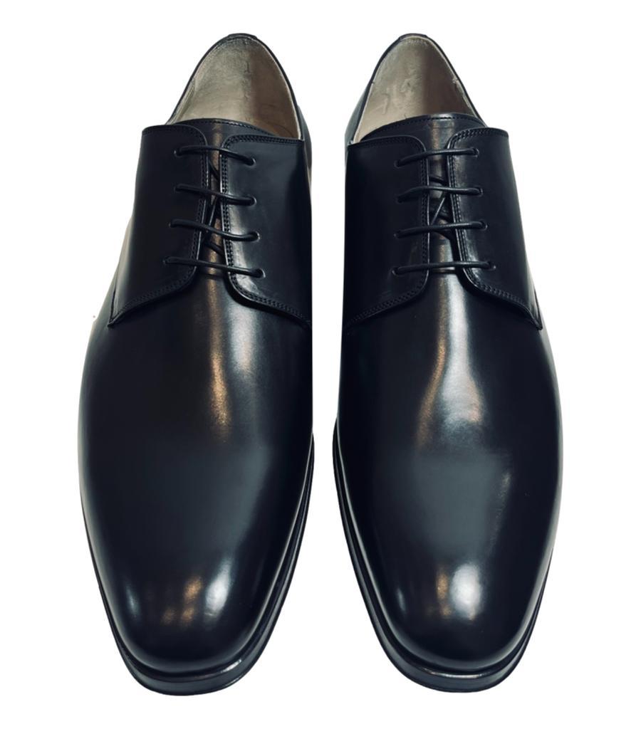 Brandneu - Dior Leder Derby Schuhe
Zeitlose schwarze Schuhe aus poliertem Leder.
Mit mandelförmiger Zehenpartie und Schnürsenkeln an der Lasche, mit Innensohle aus Leder.
Größe - 45 
Zustand - Brandneu (leichte Kratzer an der Seite)
Zusammensetzung