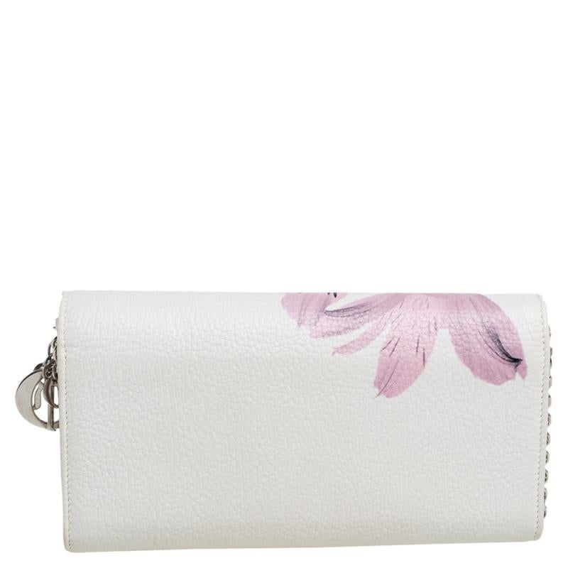 When does Dior ever disappoint? Never! The mega fashion house brings you yet another gorgeous accessory with this wallet. It has been crafted from white leather and styled with a beautiful pink flower print on the exterior. The flap opens to reveal