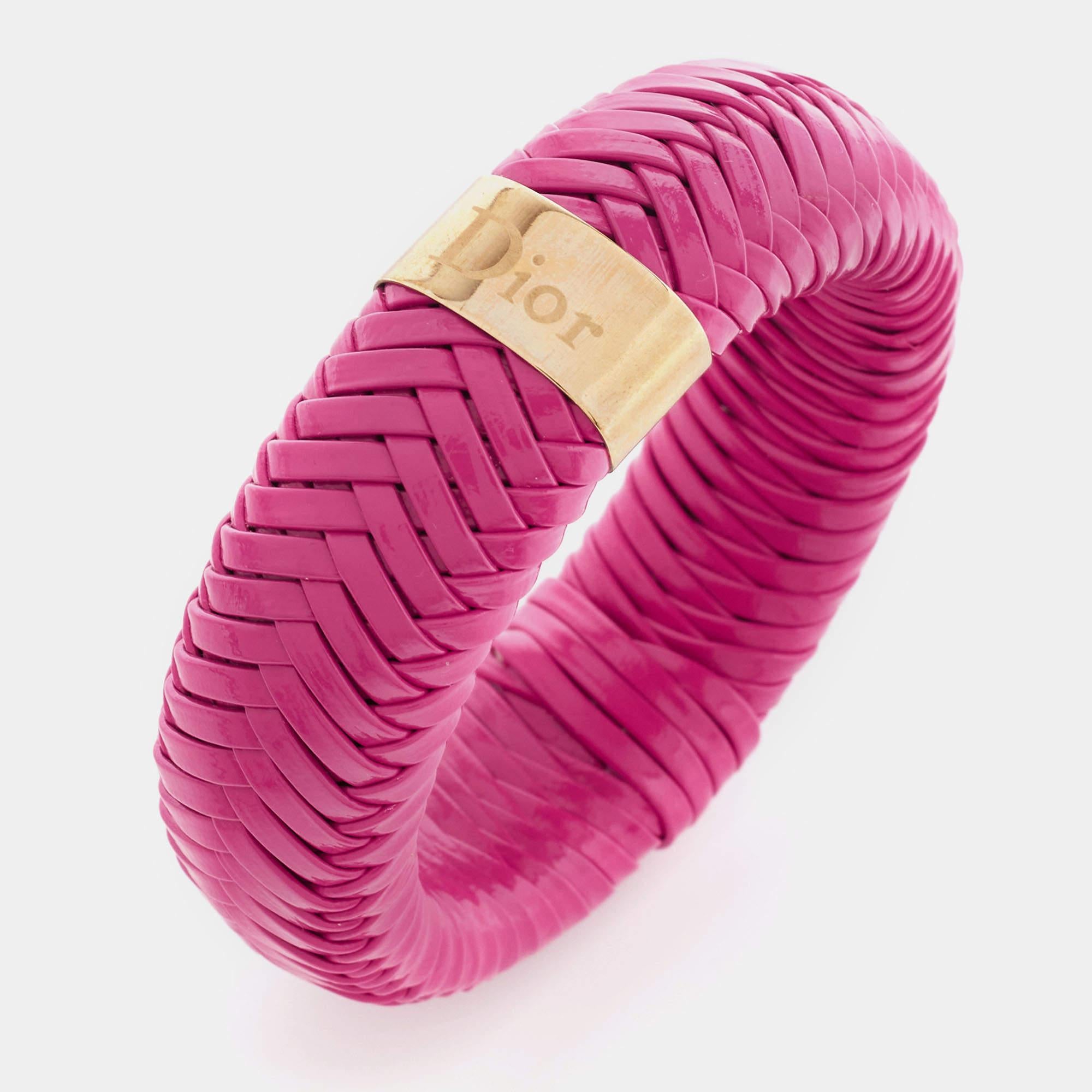Ce bracelet Dior de grande classe peut être porté à l'infini une fois acheté. Il ne se démodera jamais. Fabriqué en cuir, ce bracelet est rehaussé de métal doré.

