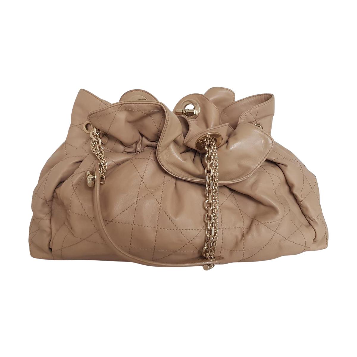 Beautiful Dior bag
Very soft leather, nappa
Beige color
Rouches
Handles with golden chains
An internal zip pocket
Cm 41 x 22 x 14 (16.1 x 8.7 x 5.5 inches)
Internal stain as in the photo
Worldwide express shipping included in the price !