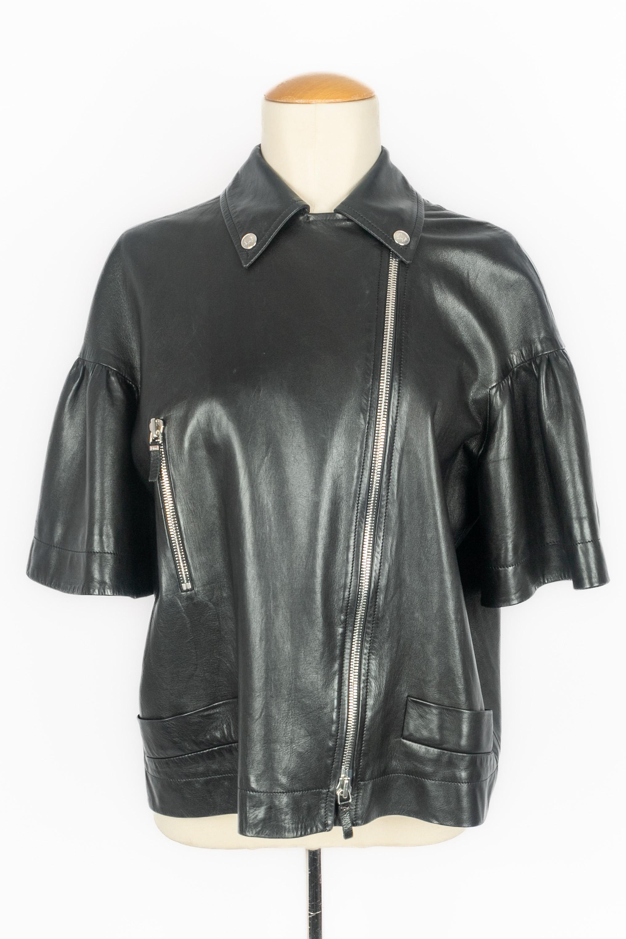 DIOR - (Made in France) Short black lamb leather jacket with short sleeves. Size 40FR. A Collection circa 2009 under the artistic direction of John Galliano.

Condition:
Very good condition

Dimensions:
Shoulder width: 44 cm - Chest: 51 cm - Sleeve