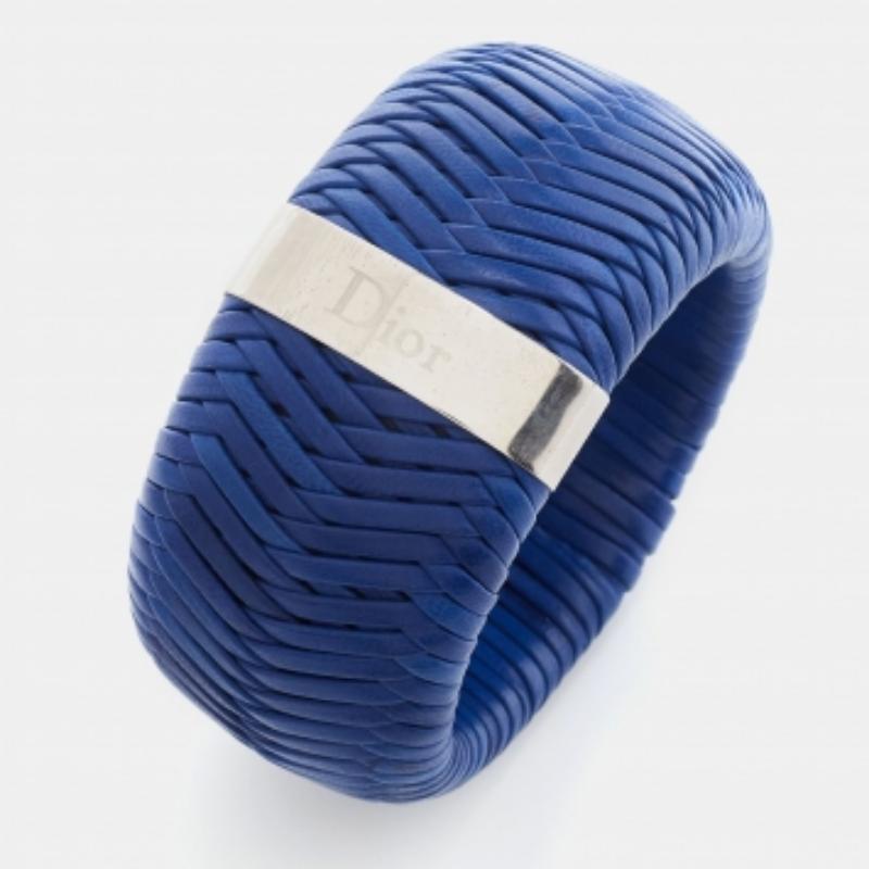 Questo elegante bracciale Dior extra large può essere indossato più volte una volta acquistato. Non passerà mai di moda. Realizzato in pelle blu, questo braccialetto è impreziosito da metallo argentato.