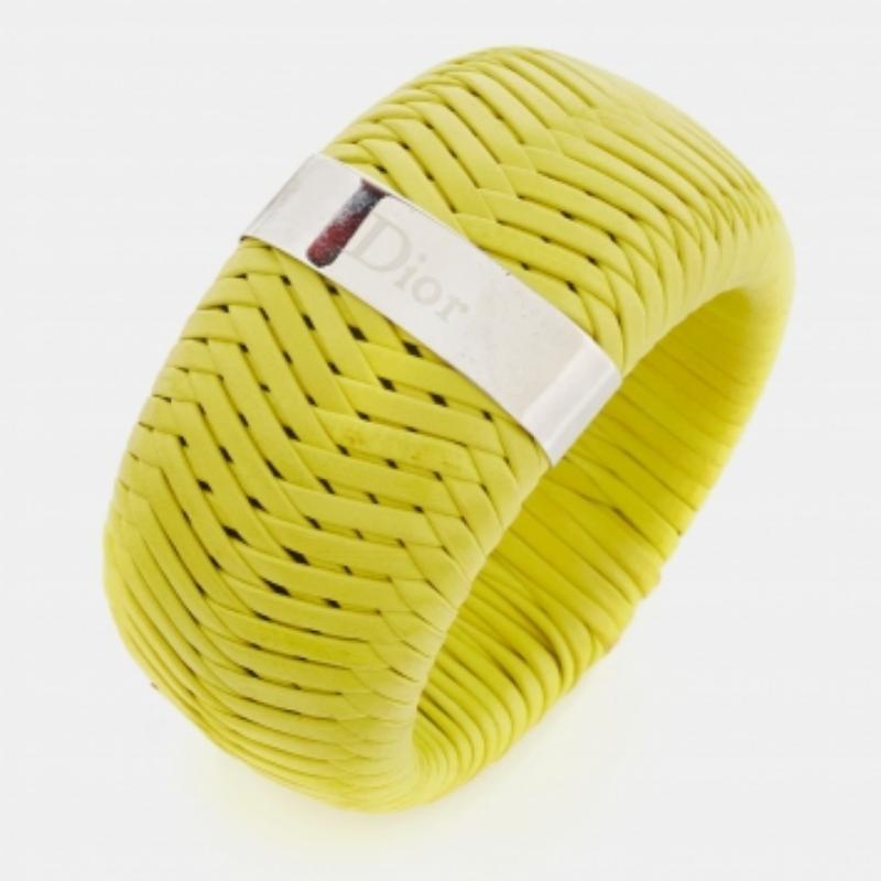Questo elegante bracciale Dior extra large può essere indossato più volte una volta acquistato. Non passerà mai di moda. Realizzato in pelle, questo braccialetto è impreziosito da metallo color argento.