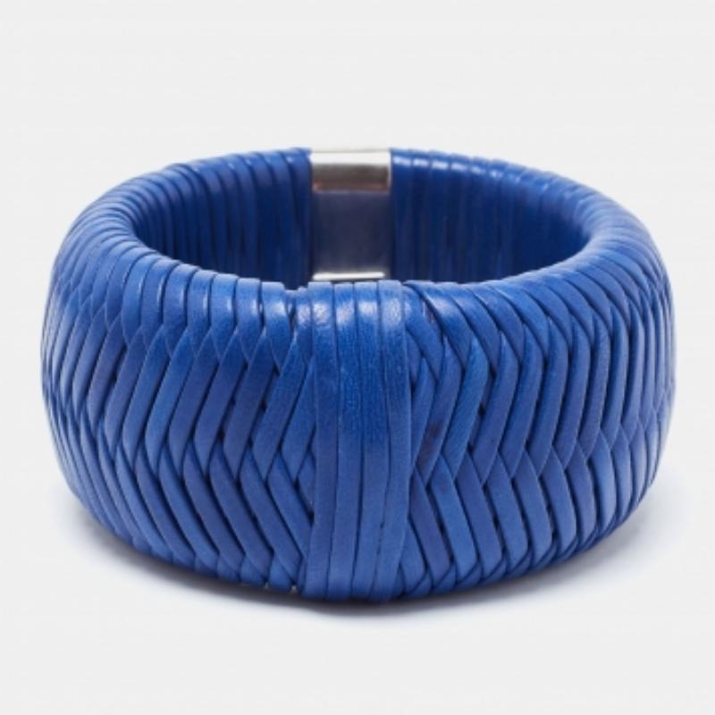 Bracciale extra largo in pelle Dior in tonalità argento In condizioni buone in vendita a Dubai, Al Qouz 2