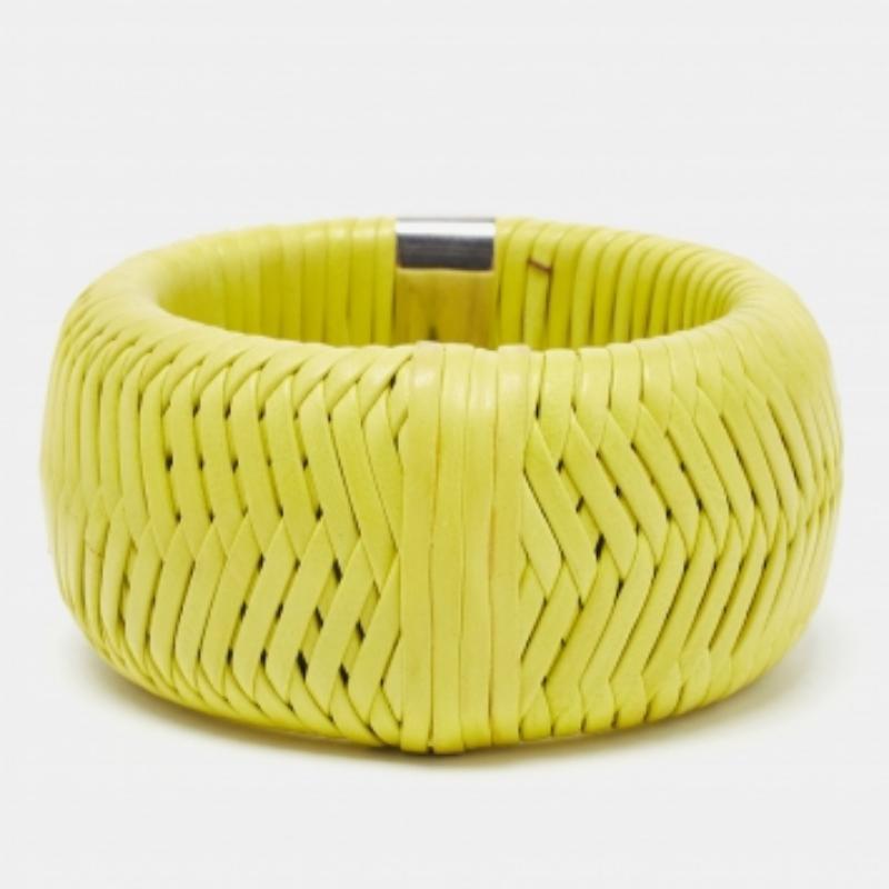Bracciale extra largo in pelle Dior in tonalità argento In condizioni buone in vendita a Dubai, Al Qouz 2