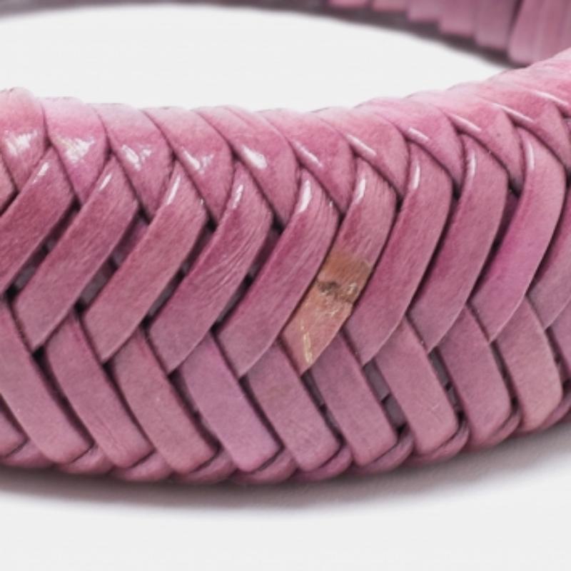 Questo bracciale Dior di classe può essere indossato più volte una volta acquistato. Non passerà mai di moda. Realizzato in pelle, questo braccialetto è impreziosito da metallo color argento.
