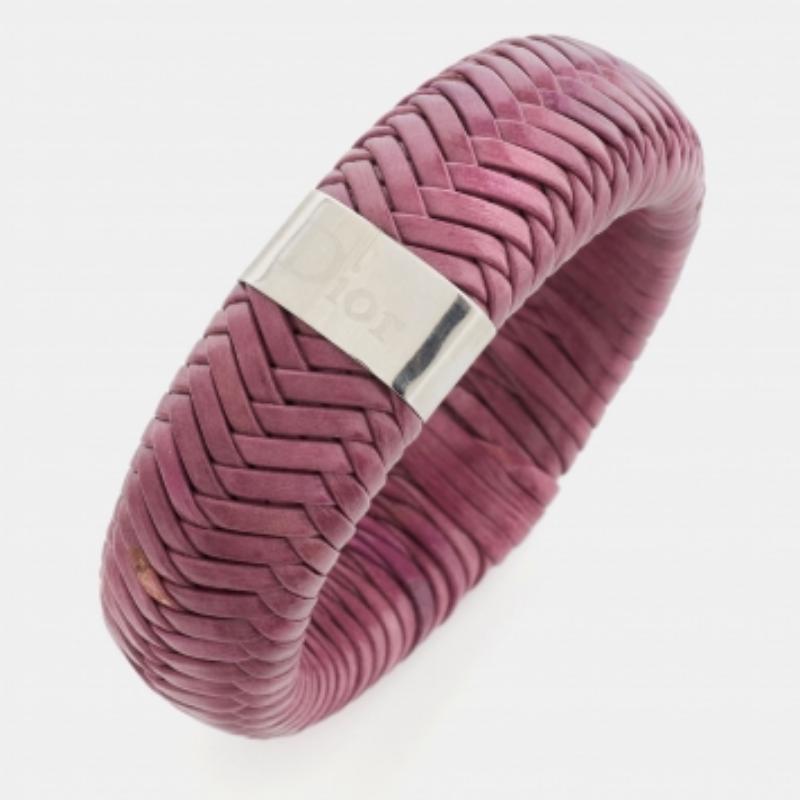 Bracciale largo in pelle di Dior in tonalità argento In condizioni buone in vendita a Dubai, Al Qouz 2