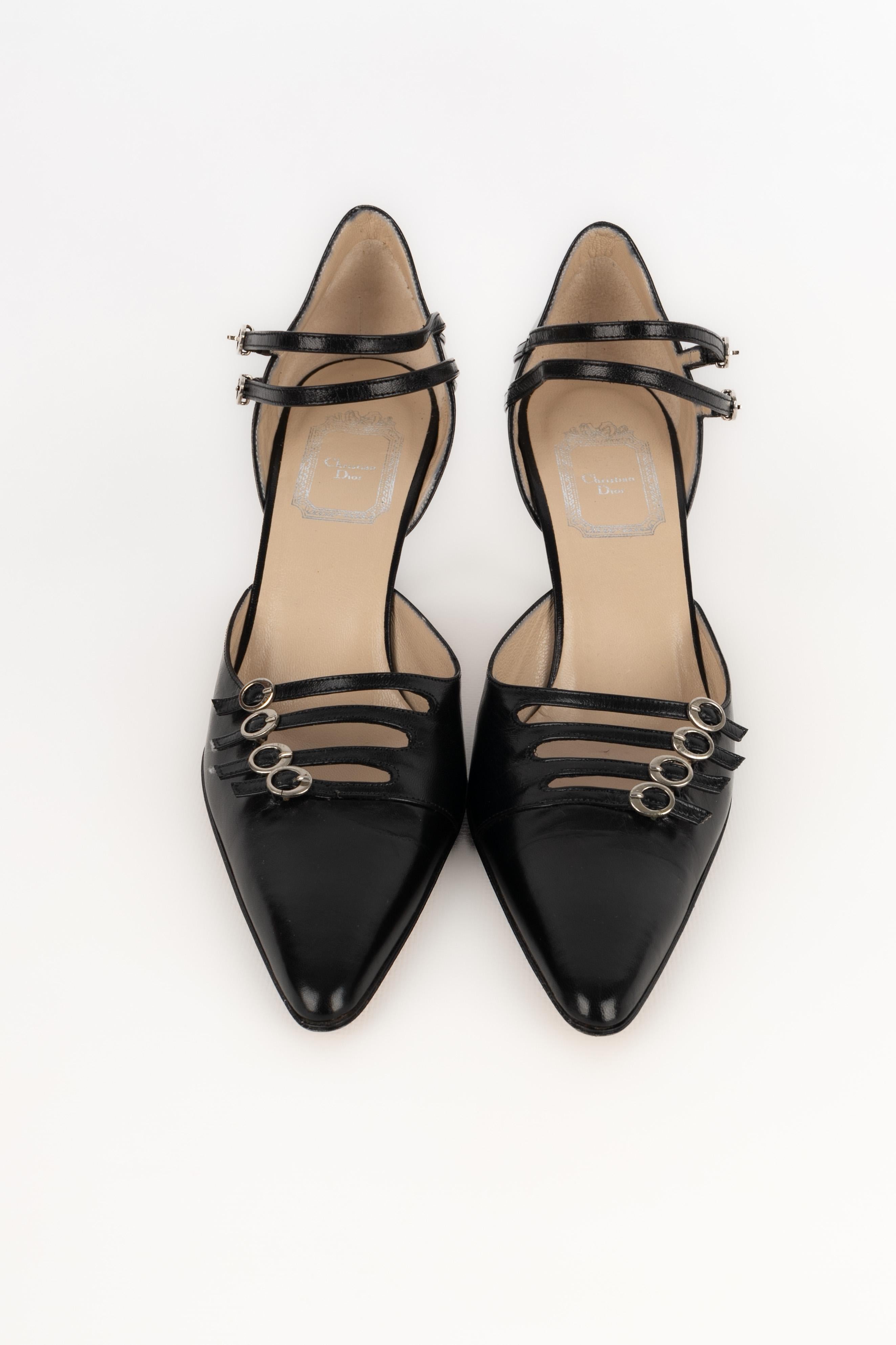 DIOR - (Made in Italy) Black leather stilettoes with bridles.

Condition:
Very good condition

Dimensions:
Size 39 1/2

SKU:CH78



