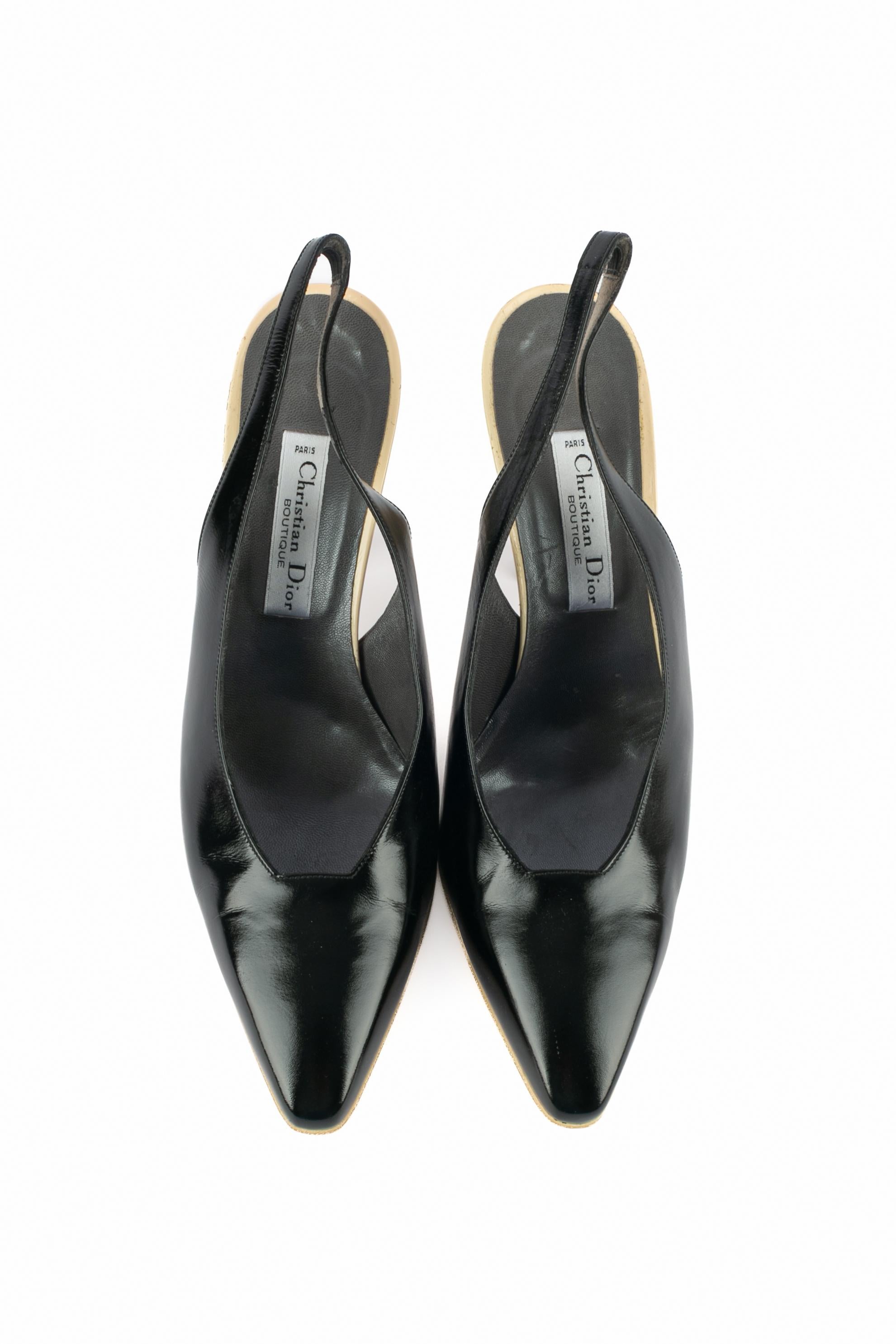 DIOR - (Made in Italy) Scarpe a spillo in pelle nera e beige.

Condizioni:
Ottime condizioni

Dimensioni:
Taglia 39

SKU:CH102