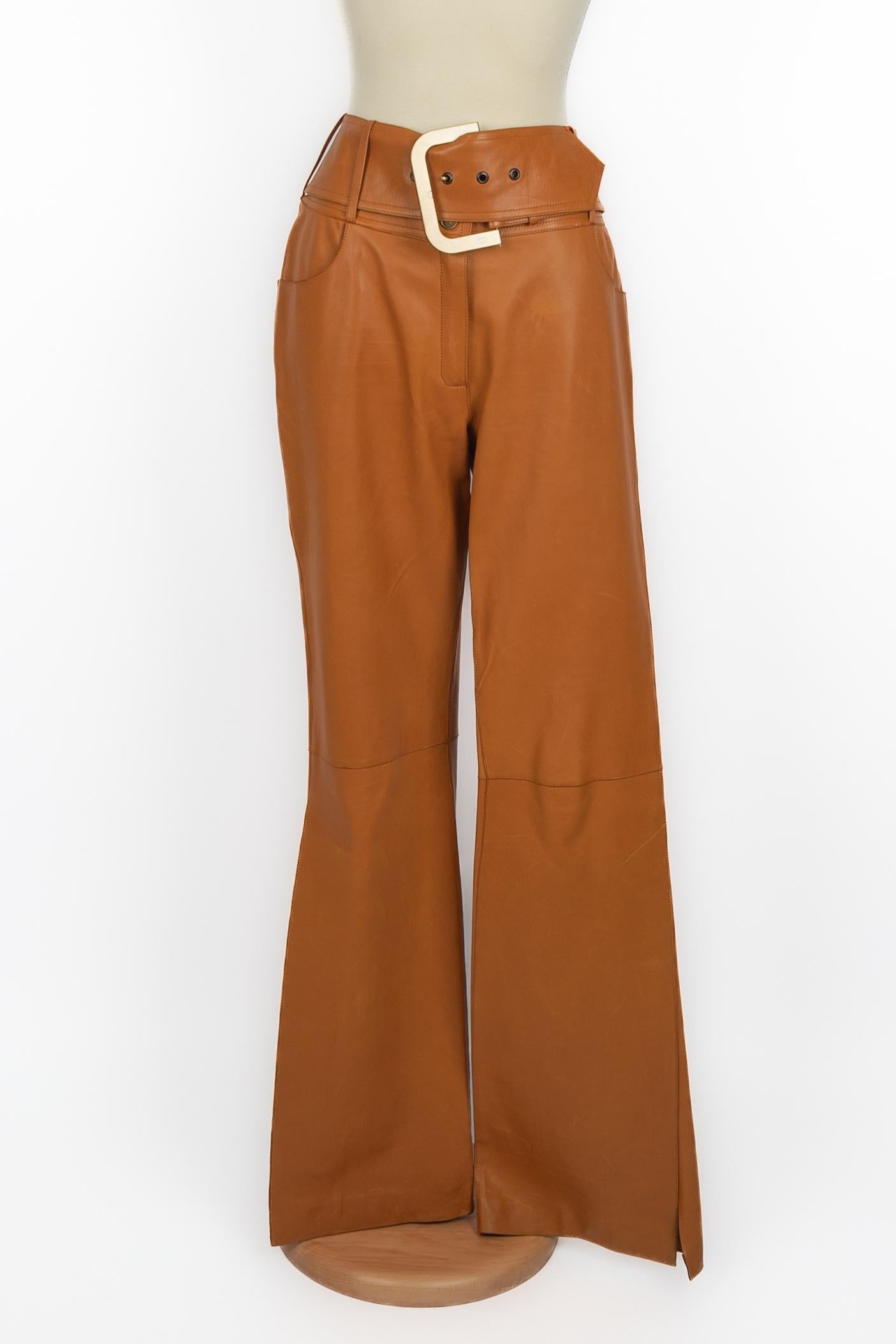 DIOR - (Made in France) Pantaloni in pelle di agnello marrone. Taglia 38FR. Collezione Autunno-Inverno 2001 sotto la direzione artistica di John Galliano. Da segnalare che la pelle presenta due strappi sul retro dei pantaloni.

Condizioni:
Conditio