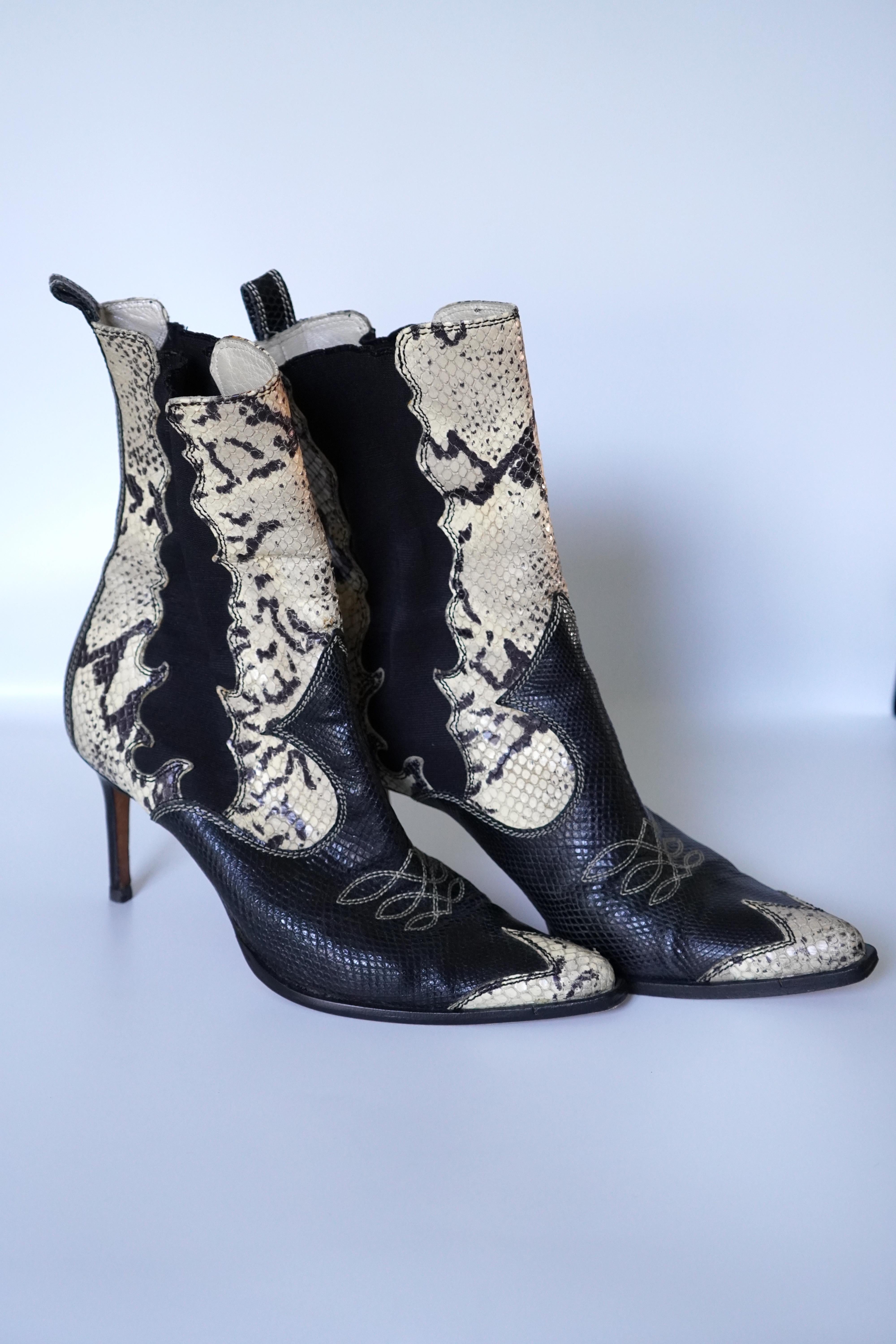 Ces magnifiques bottes Dior, au design western, sont en cuir exotique. Ce sont des bottes à enfiler, avec un talon d'une hauteur de 3 pouces, en taille 38,5. Elles ont été légèrement portées et sont en très bon état.