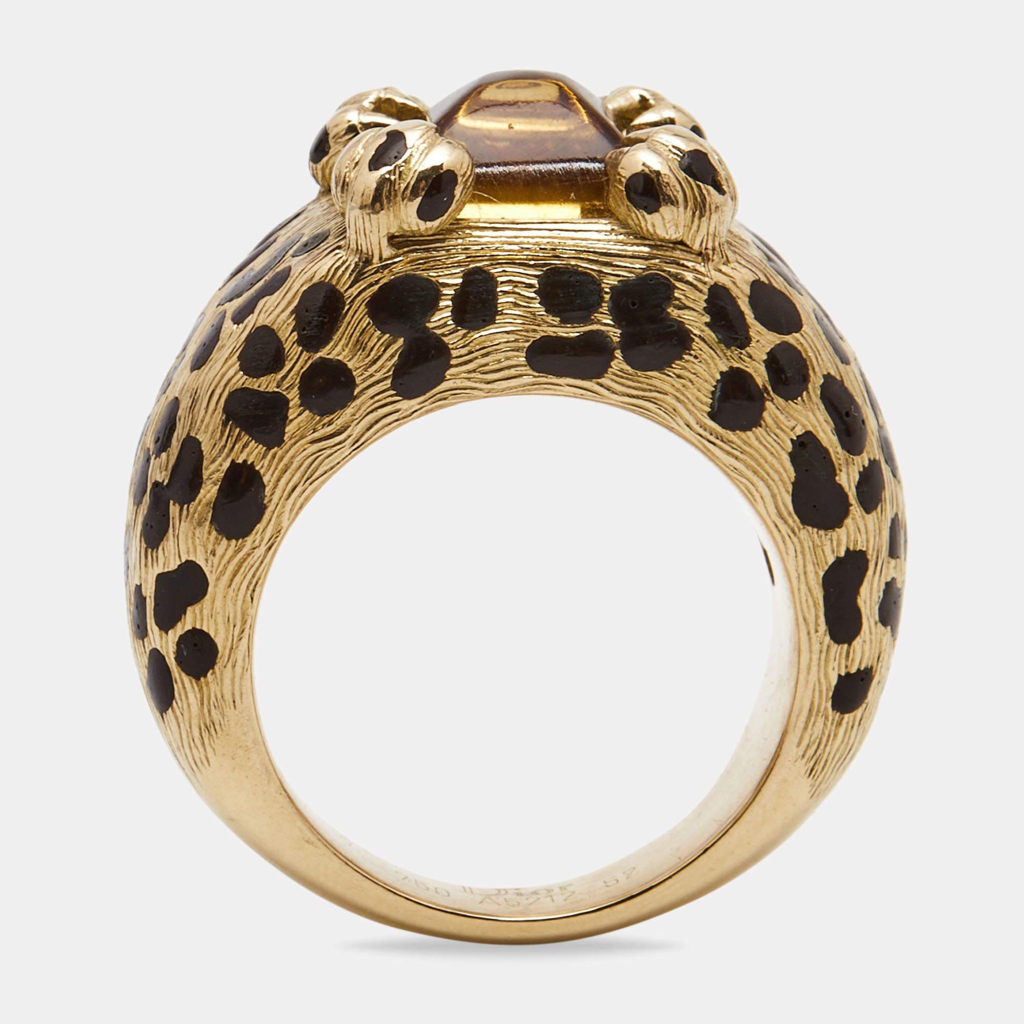 Um Ihre Finger auf die eleganteste Weise zu schmücken, präsentieren wir Ihnen diesen Ring von Dior. Er wurde aus 18-karätigem Gelbgold geschnitzt und mit Leoparden-Details versehen, die Ihren Look im Handumdrehen aufwerten.

