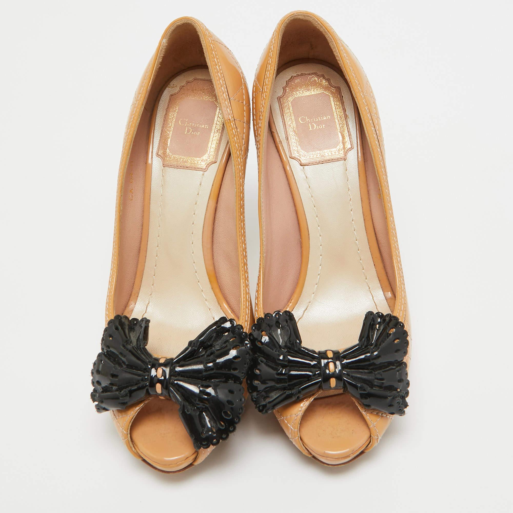 Dior Hell Beige/Schwarze Cannage Peep Toe Pumps aus Lackleder mit Schleife Größe 36 (Orange)