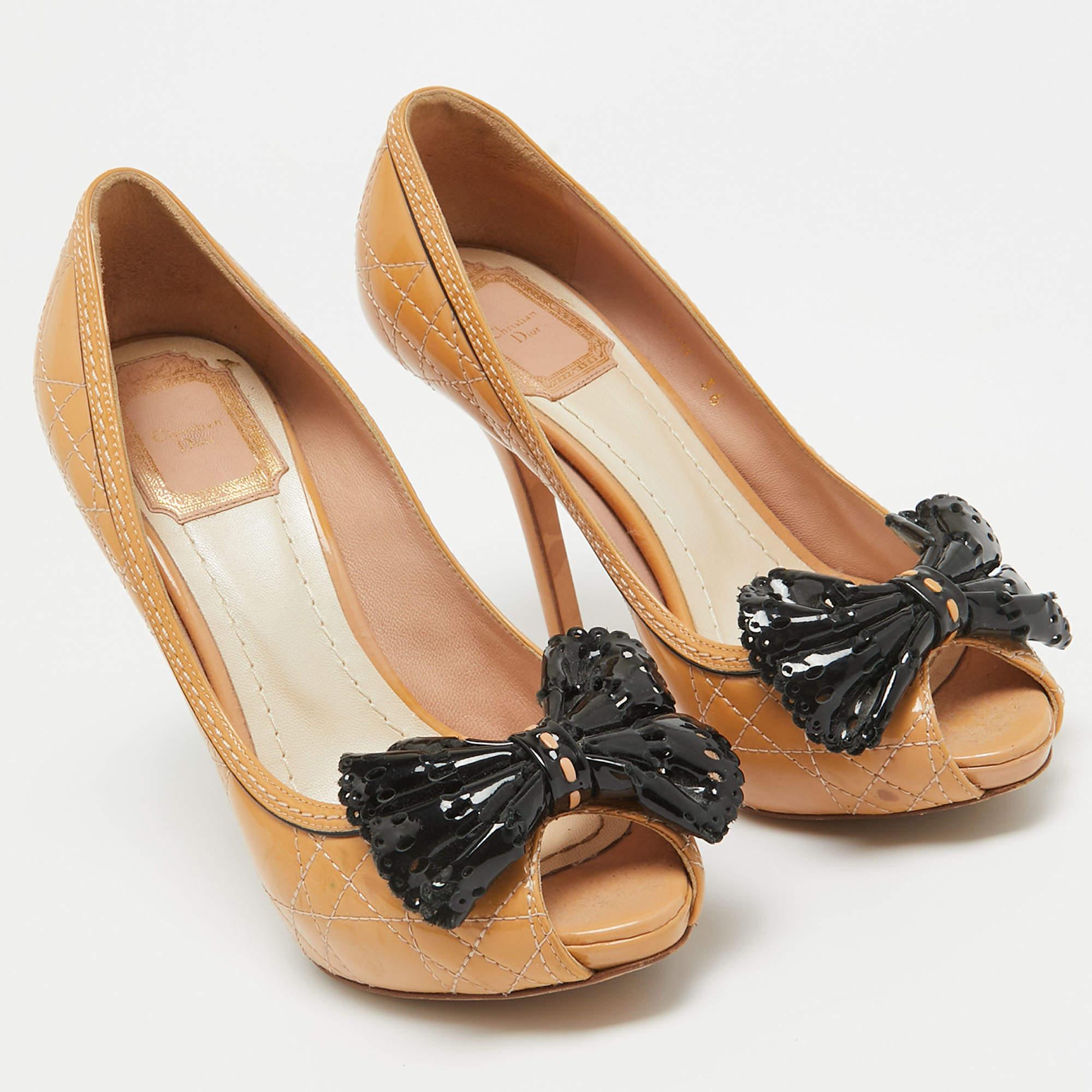 Dior Hell Beige/Schwarze Cannage Peep Toe Pumps aus Lackleder mit Schleife Größe 36 im Zustand „Gut“ in Dubai, Al Qouz 2