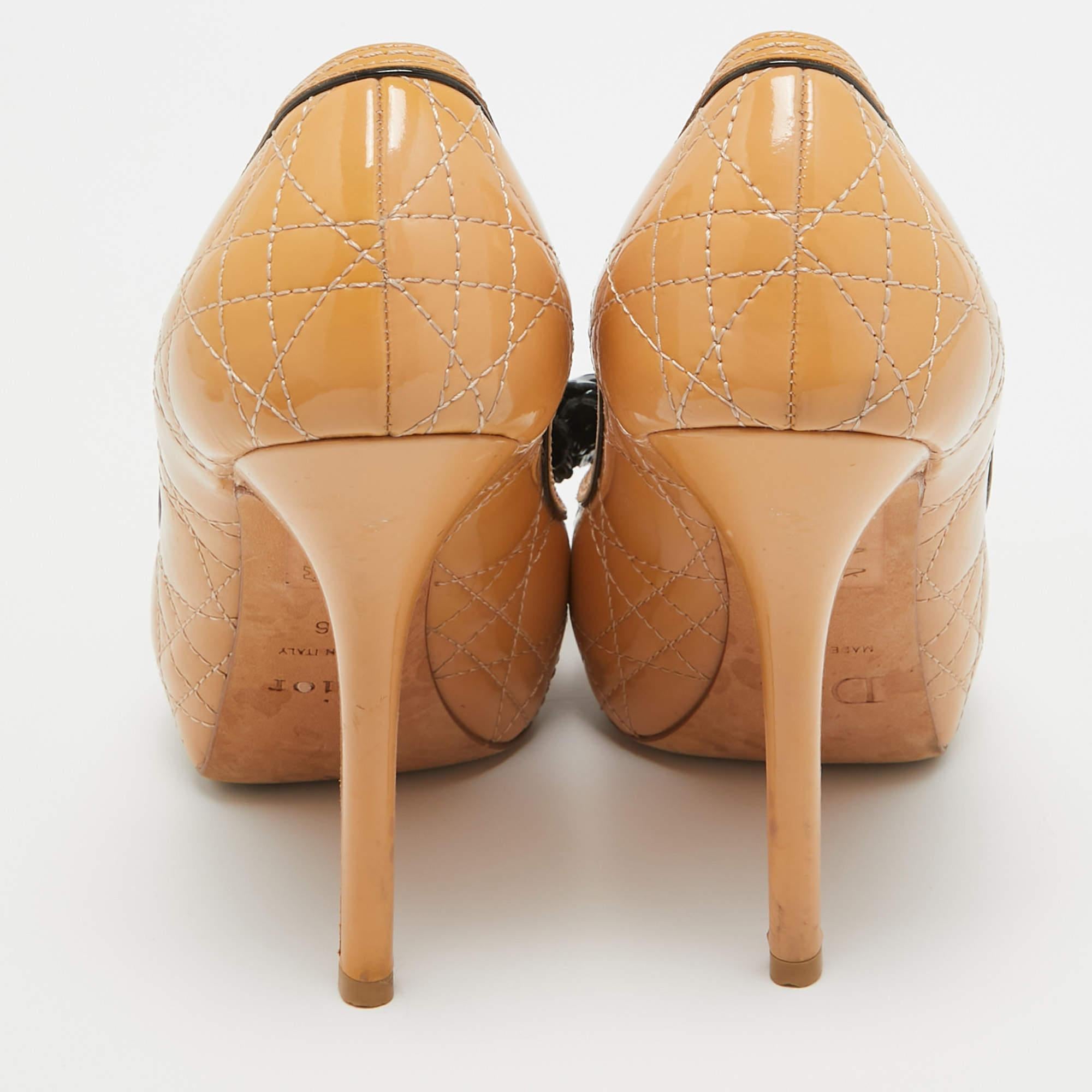 Dior Hell Beige/Schwarze Cannage Peep Toe Pumps aus Lackleder mit Schleife Größe 36 Damen