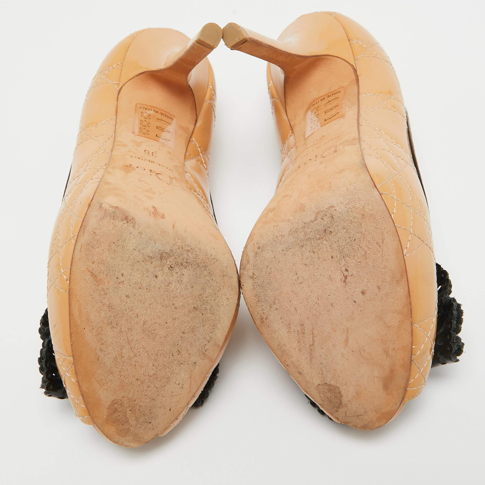 Dior Hell Beige/Schwarze Cannage Peep Toe Pumps aus Lackleder mit Schleife Größe 36 1
